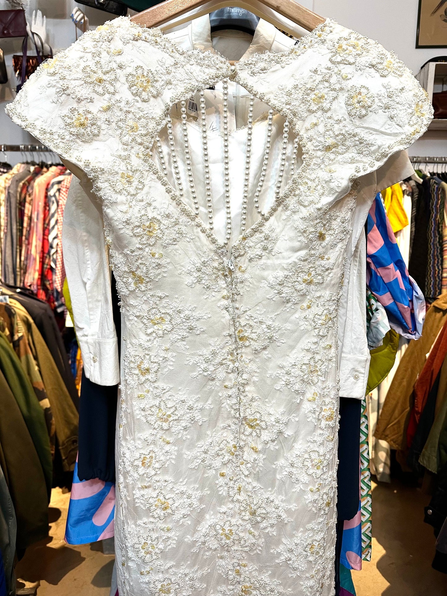 Abito da sposa fatto a mano in seta bianca e tulle decorato con perle e motivi floreali, verde menta.