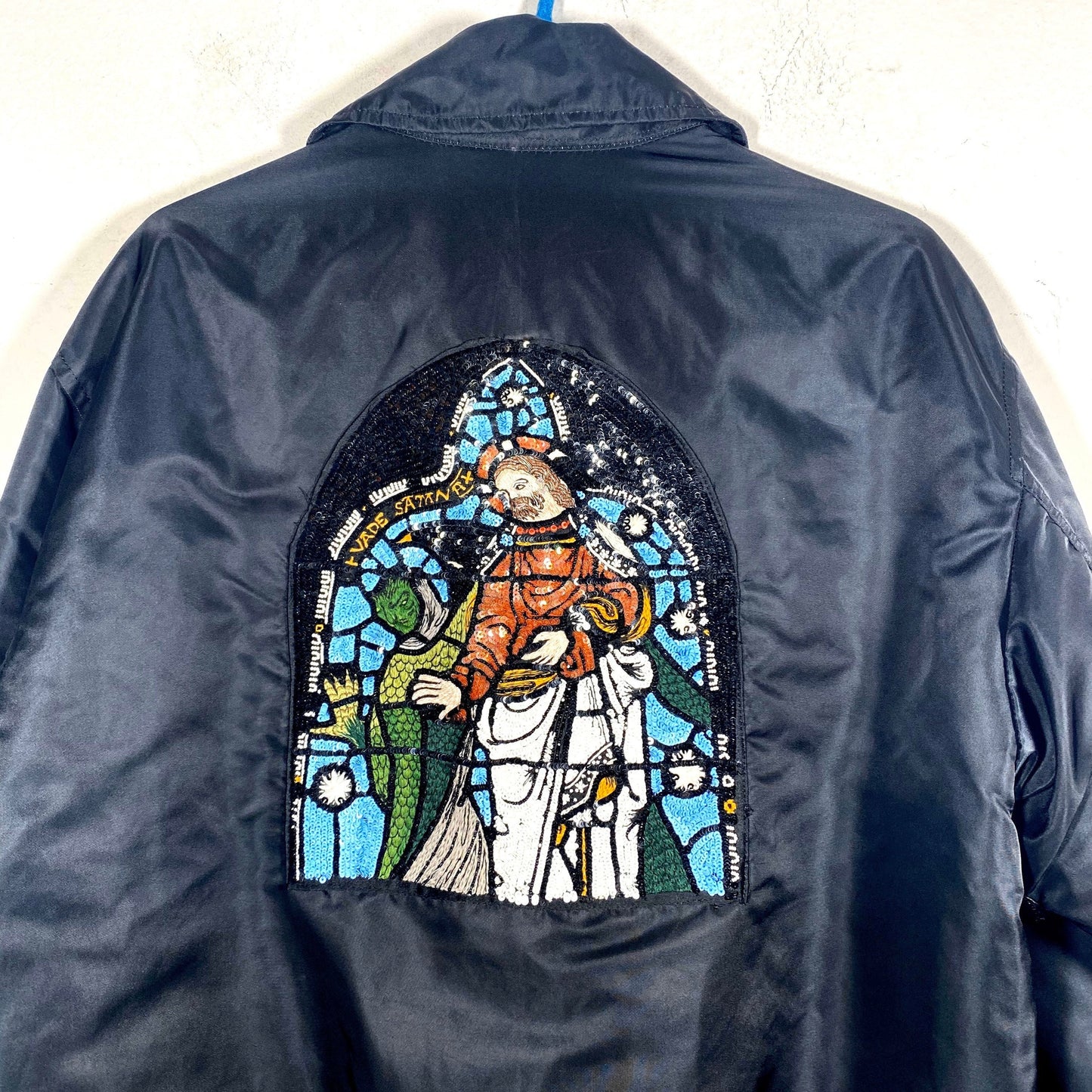 Alpha Industries Bomber ricamato a mano con gesù/satana in vetro colorato cattedrale unico nel suo genere,