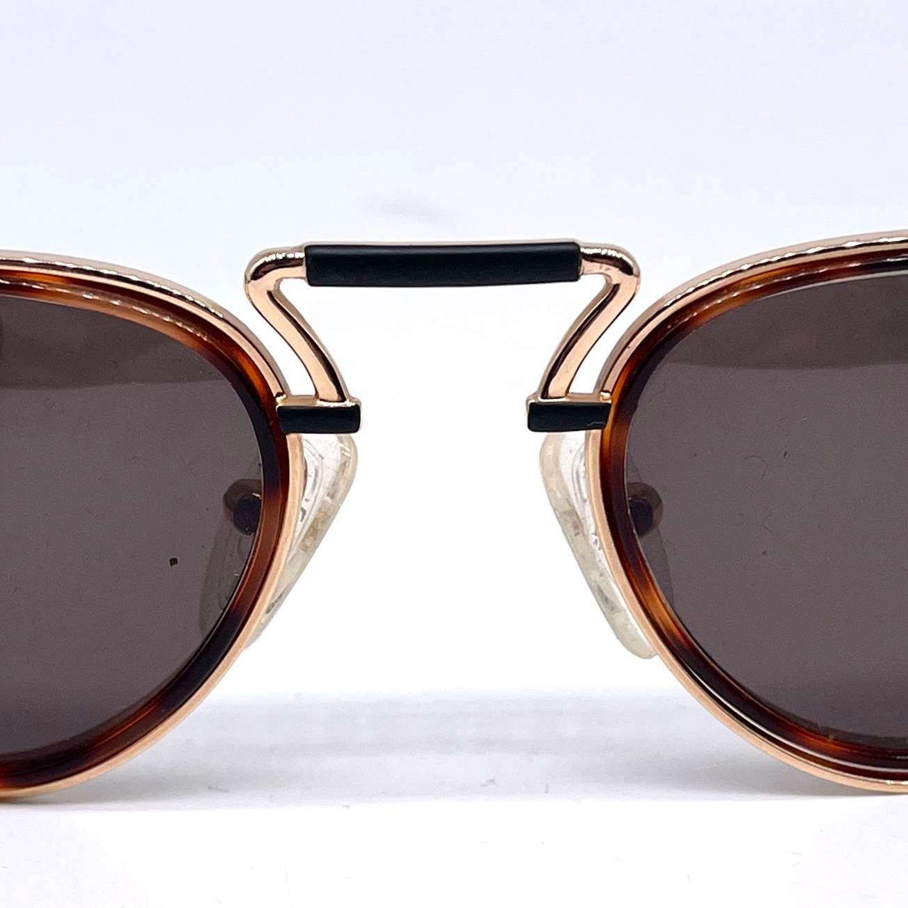 Tiffanys 23K gold plated round sunglasses with a superb design, rare and collectible piece in NOS condition.