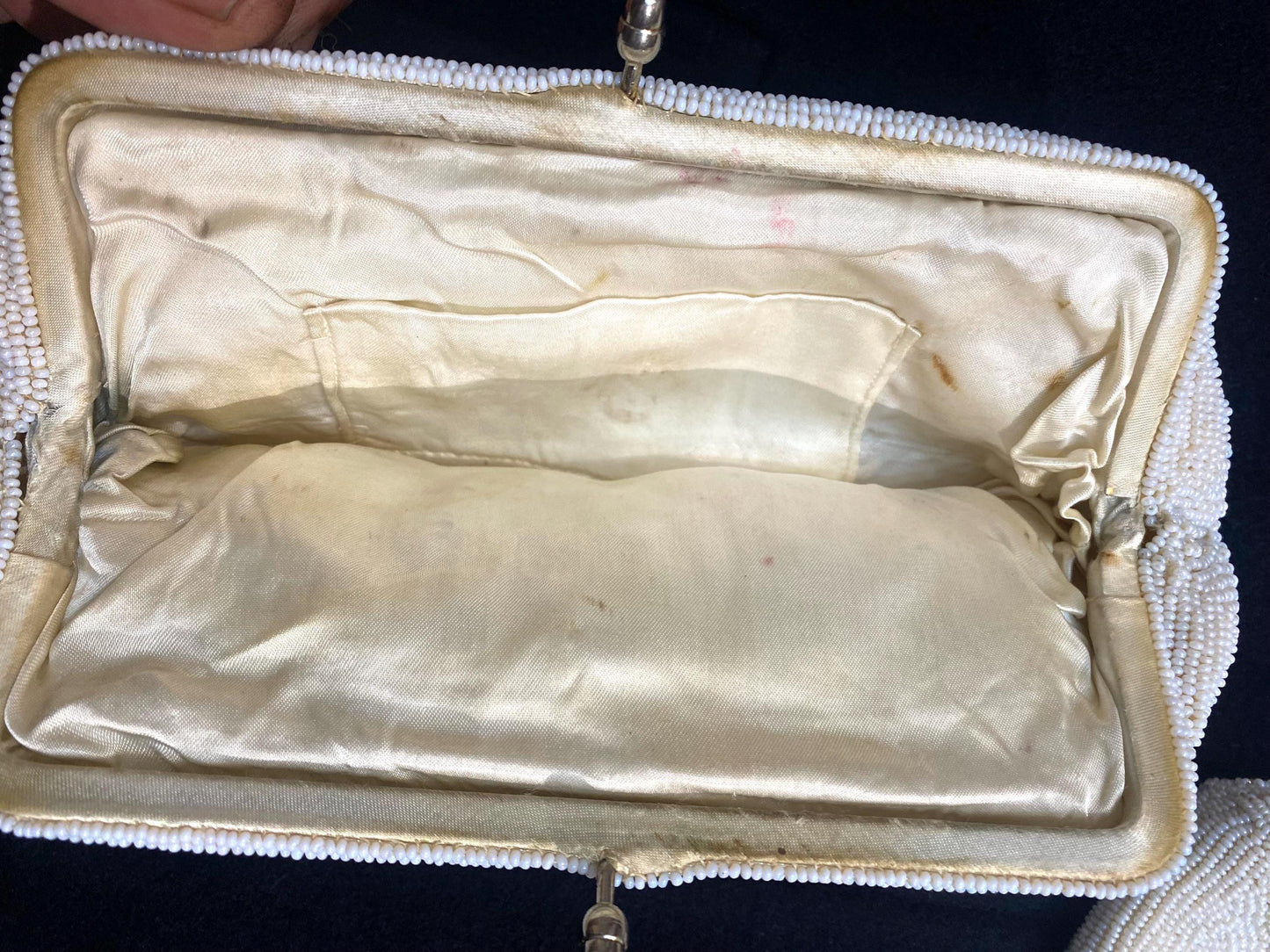 1940s ca 4 leaf clovers hand-embroidered white beads pouch with clasp closure and silk lining, in great condition