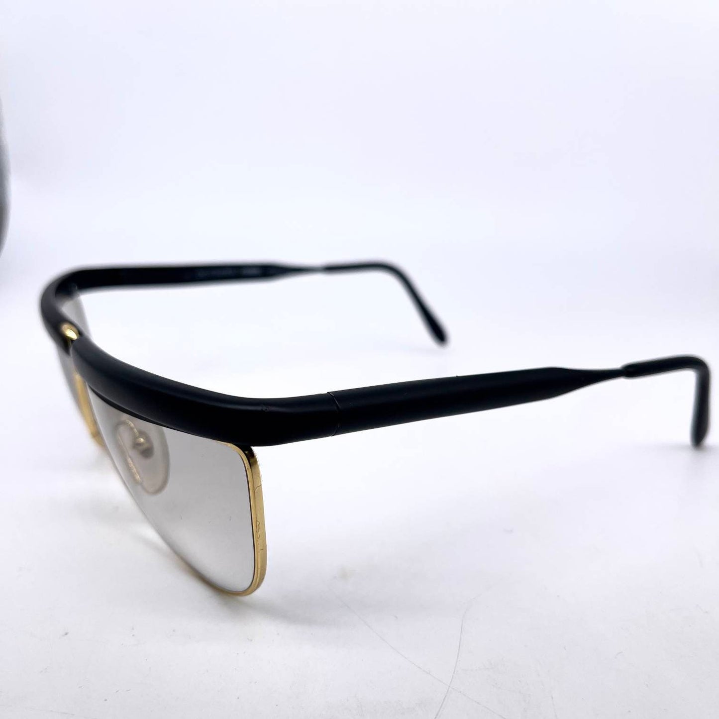 Gianfranco Ferré GFF 30 sunglasses vintage made in Italy in the 80s with black metal frames temples