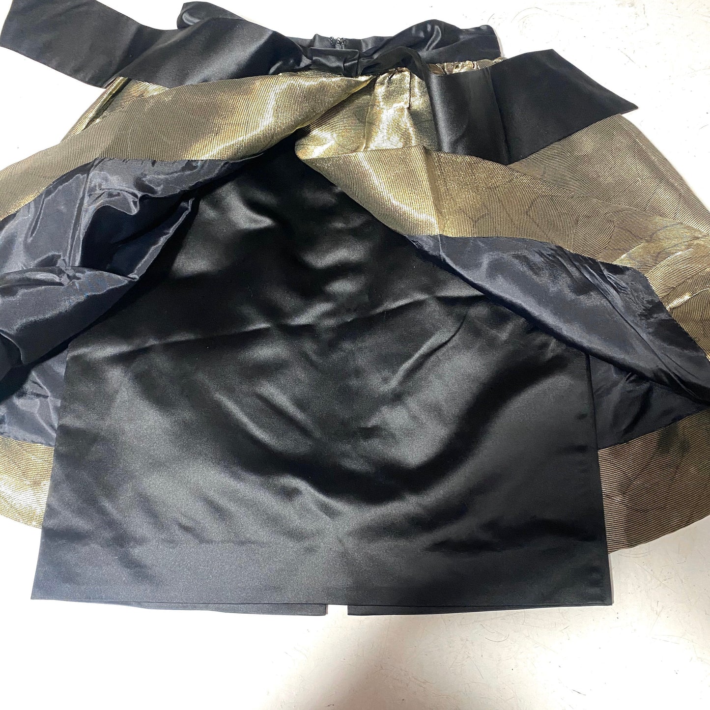 Emporio Armani 80s shiny and elegant gold / black skirt, made in Italy mint condition.