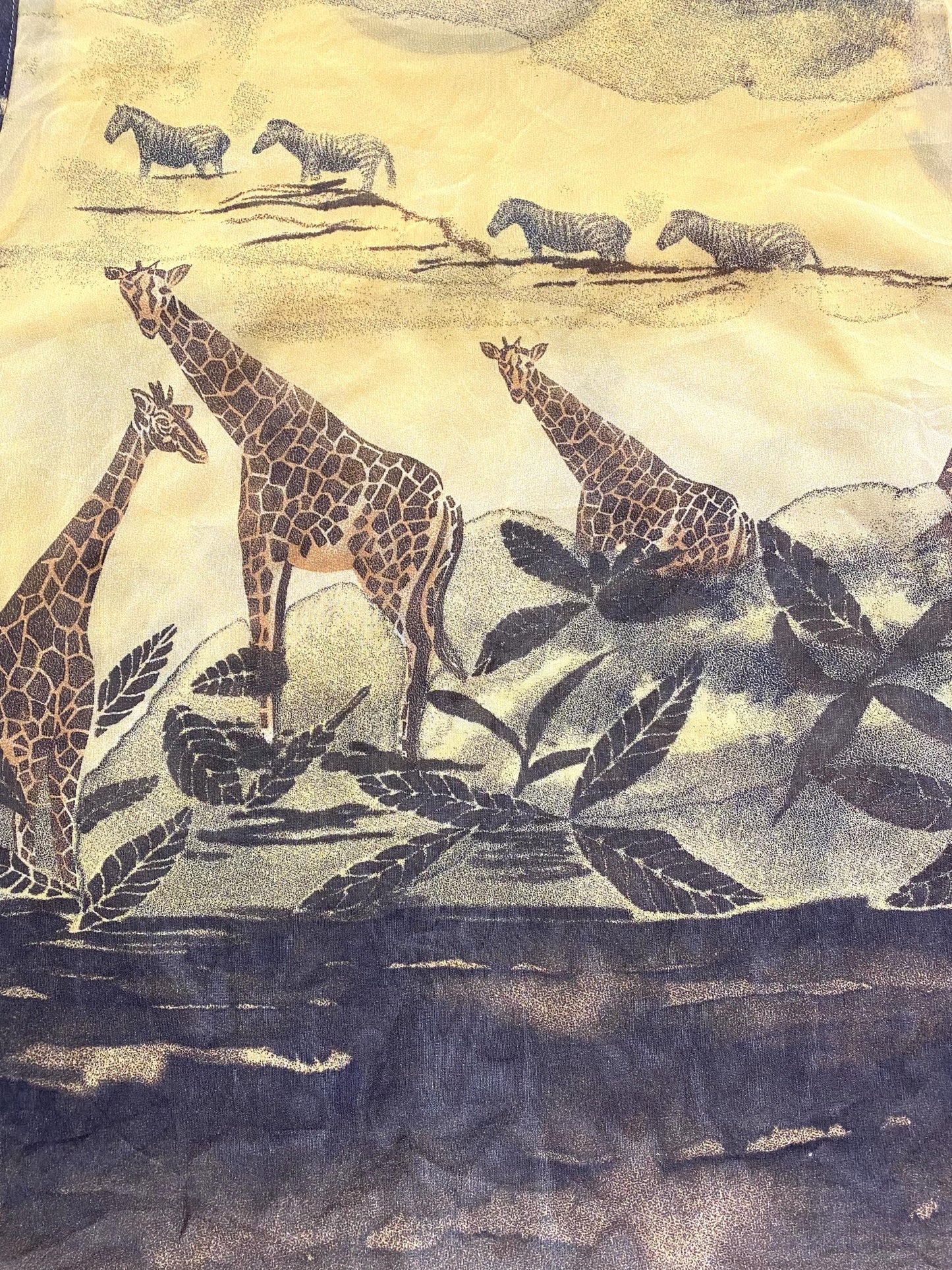 Cool Safari Savana Print tank top w giraffes made in 100% viscose, as new sz L