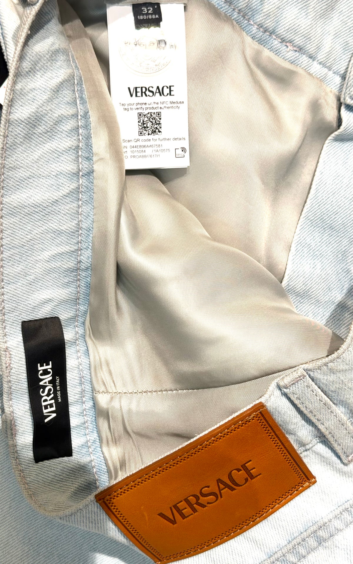 Versace luxury hand Embroidered light denim trousers/ jeans made in Italy, NOS w tags sz 32