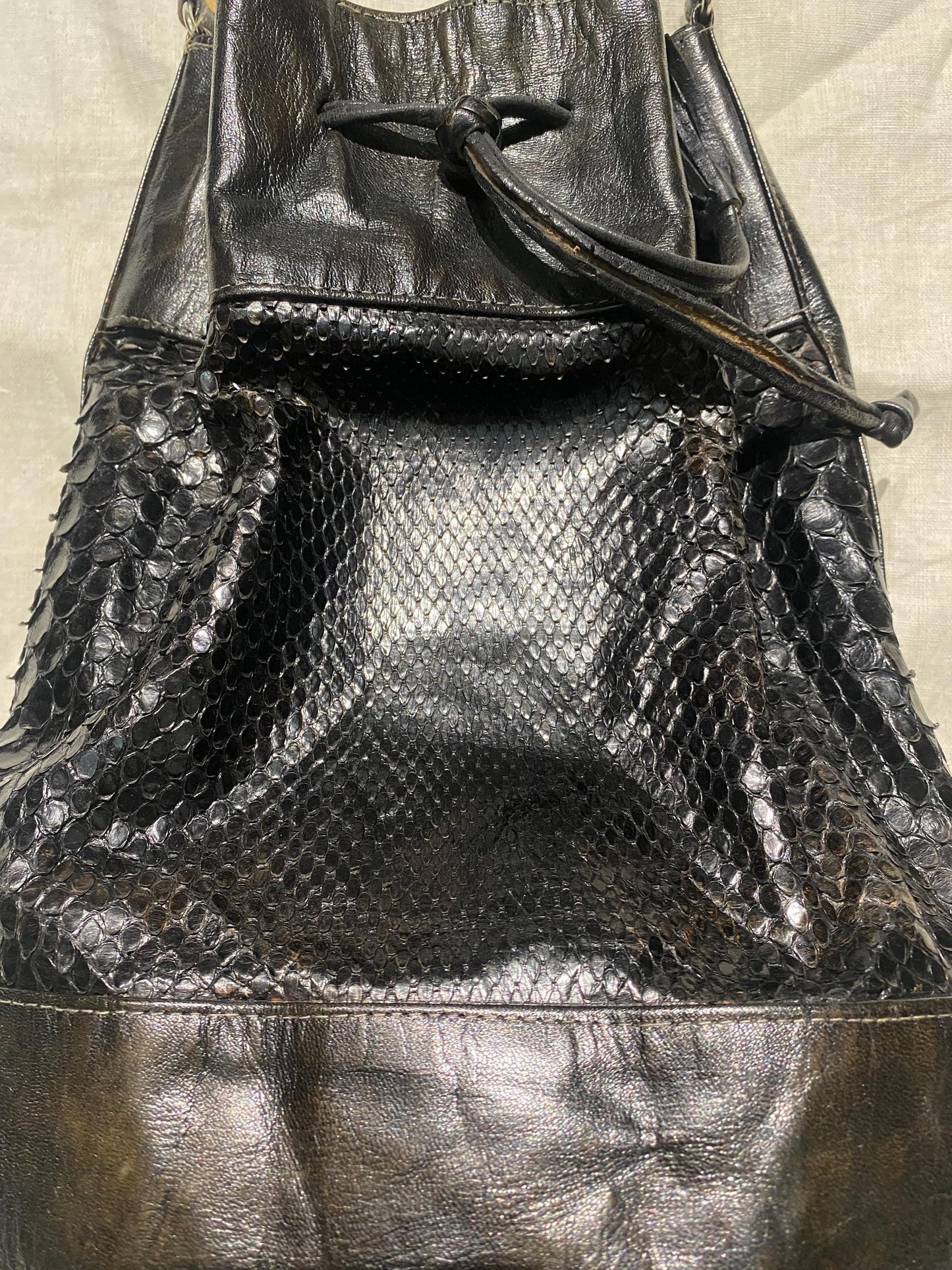 Black snake and cuir leather bucket it-bag w canvas lining, never worn and mint, 80s Italy