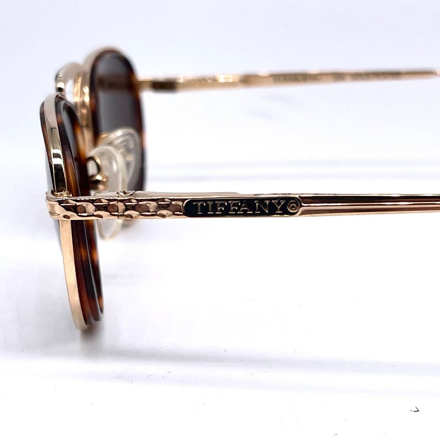 Tiffanys 23K gold plated round sunglasses with a superb design, rare and collectible piece in NOS condition.