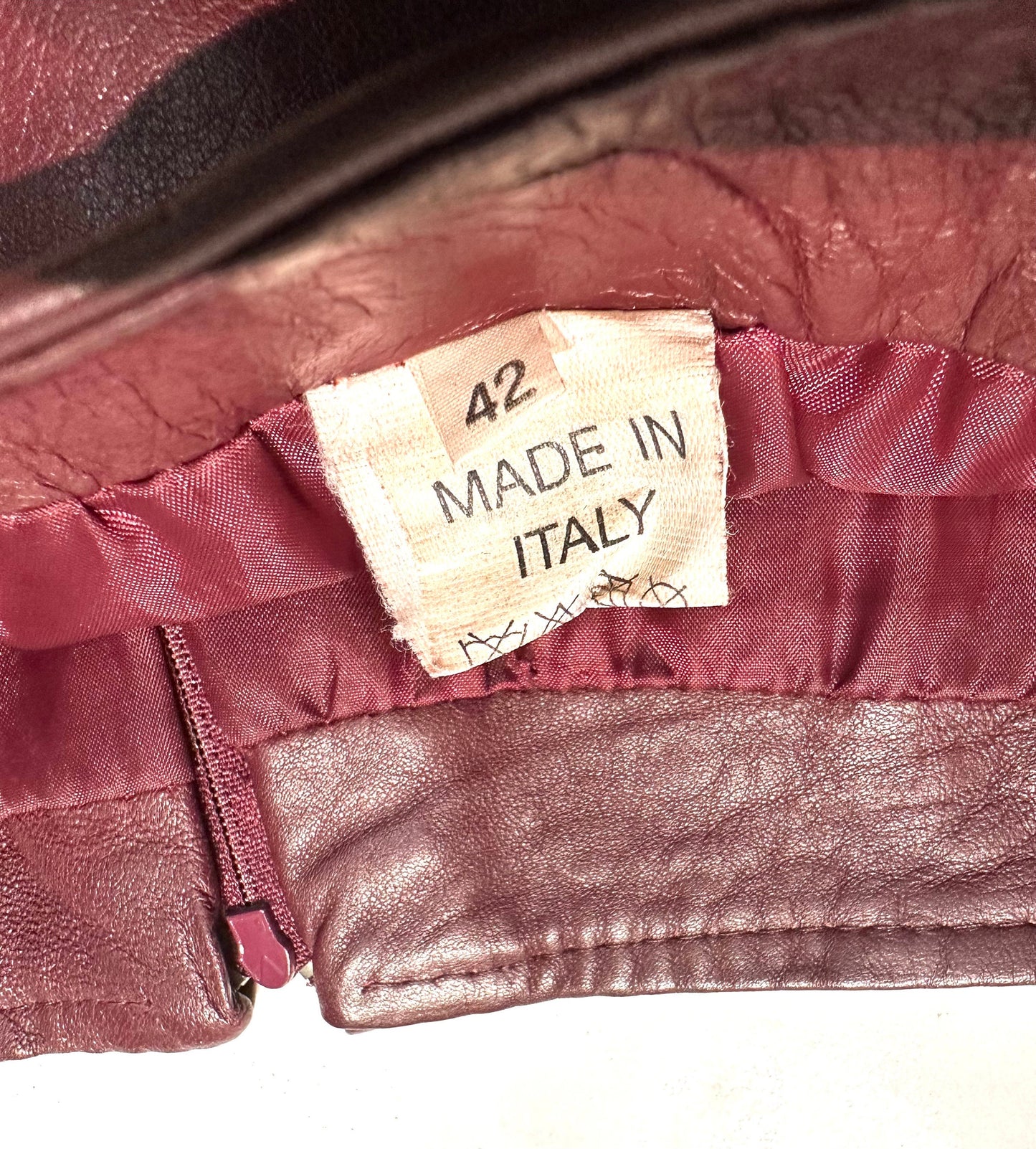 Burgundy leather miniskirt w Charlie Brown- Peanuts character embroidery, sz 42 mint
