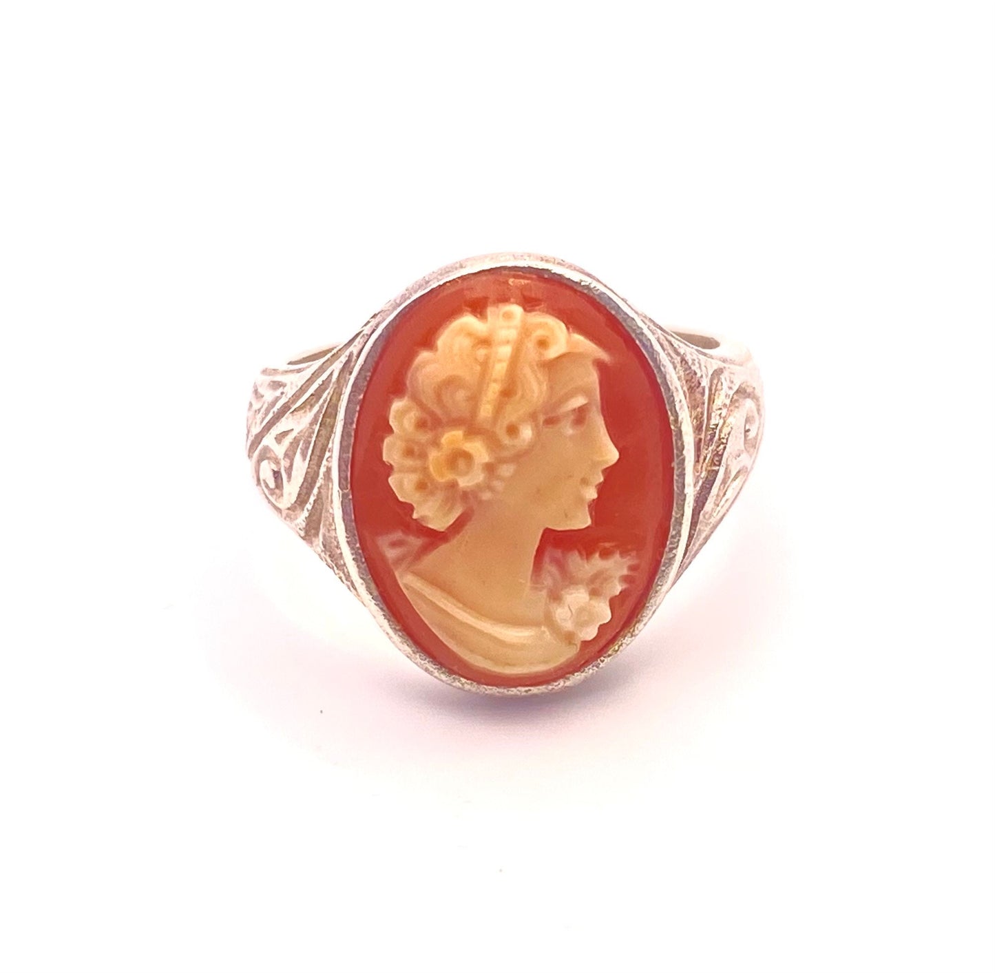 Victorian lady & flowers shell-coral cameo on a classic signet 925 silver decó style ring; classic Italian jewelry NOS 50s