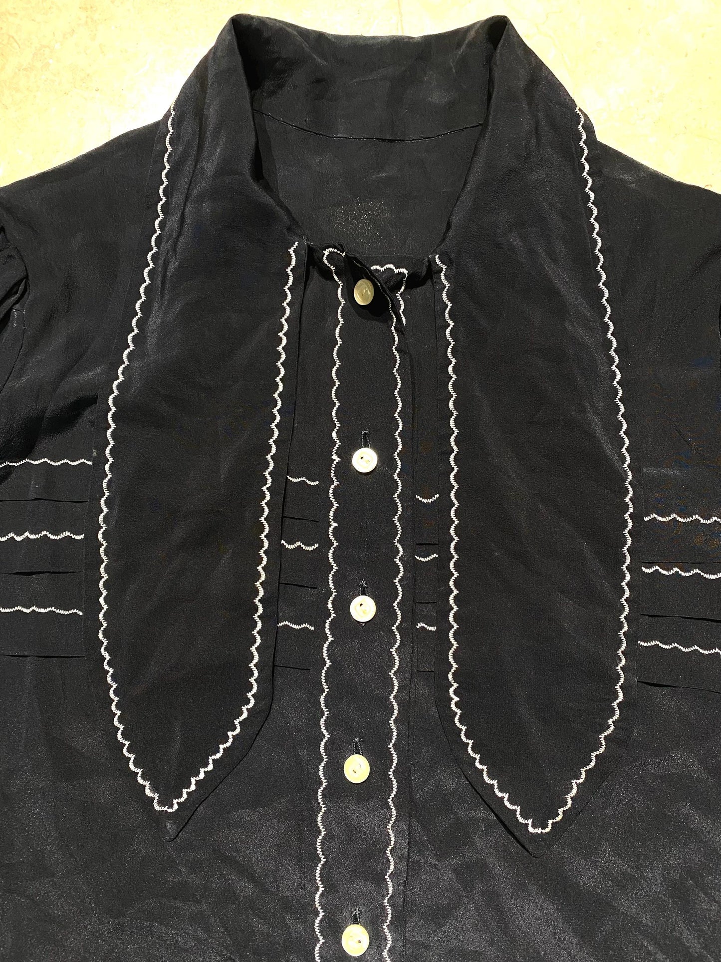 1950s tailor made black silk pin-up blouse w pleats, embroidered details and bow collar, perfect condition