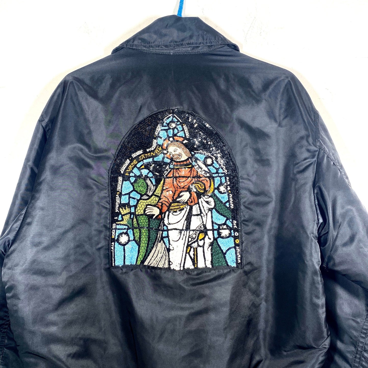 Alpha Industries Bomber ricamato a mano con gesù/satana in vetro colorato cattedrale unico nel suo genere,