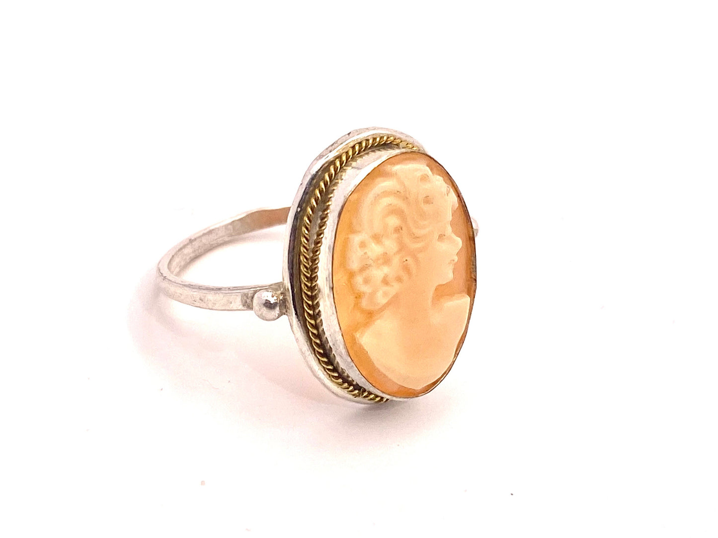 Victorian lady & flowers shell-coral cameo on a classic 925 silver decó style ring; classic Italian jewelry NOS 50s