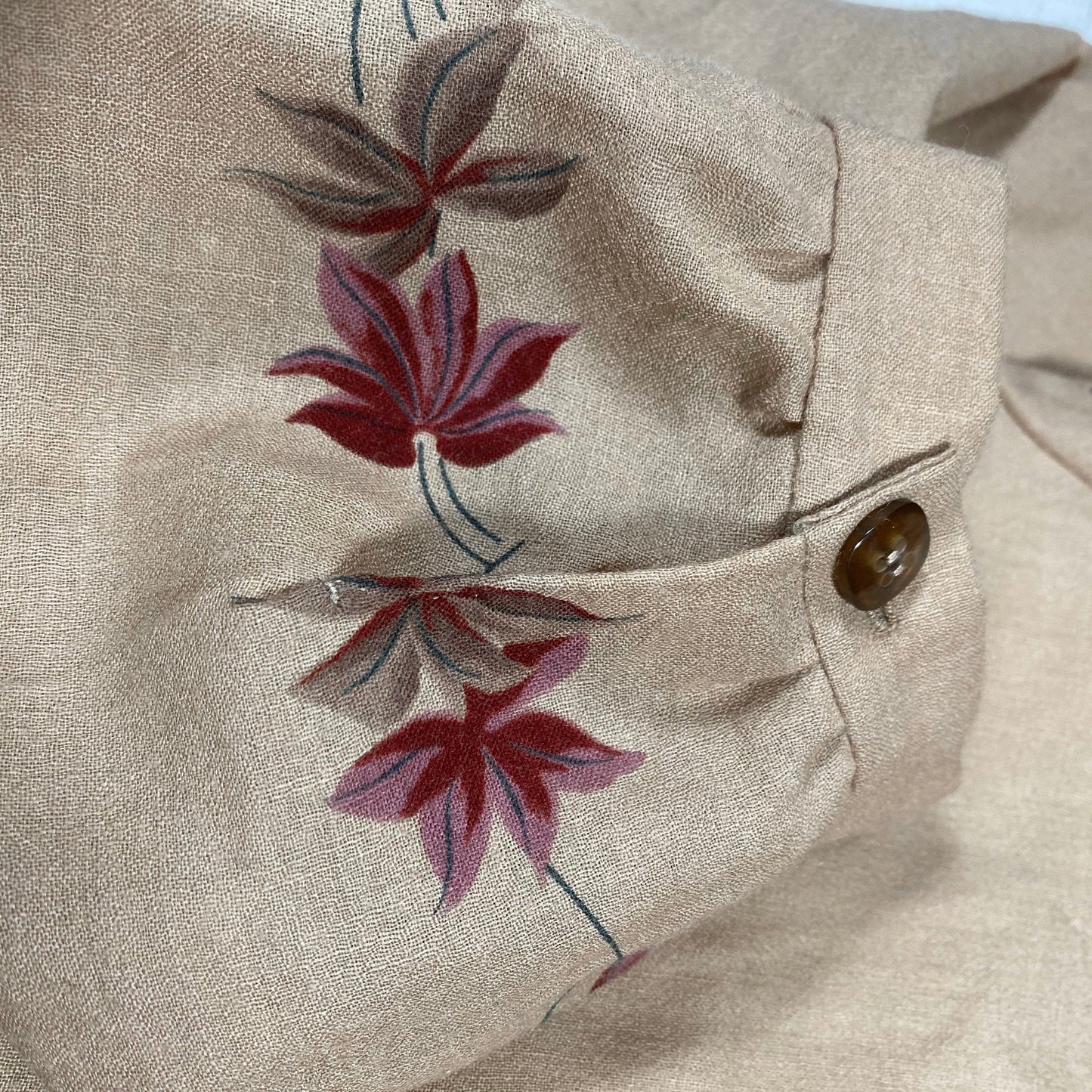 1960s beige light wool blouse with silk lining, floral motif and bow/tie collar, sz M mint