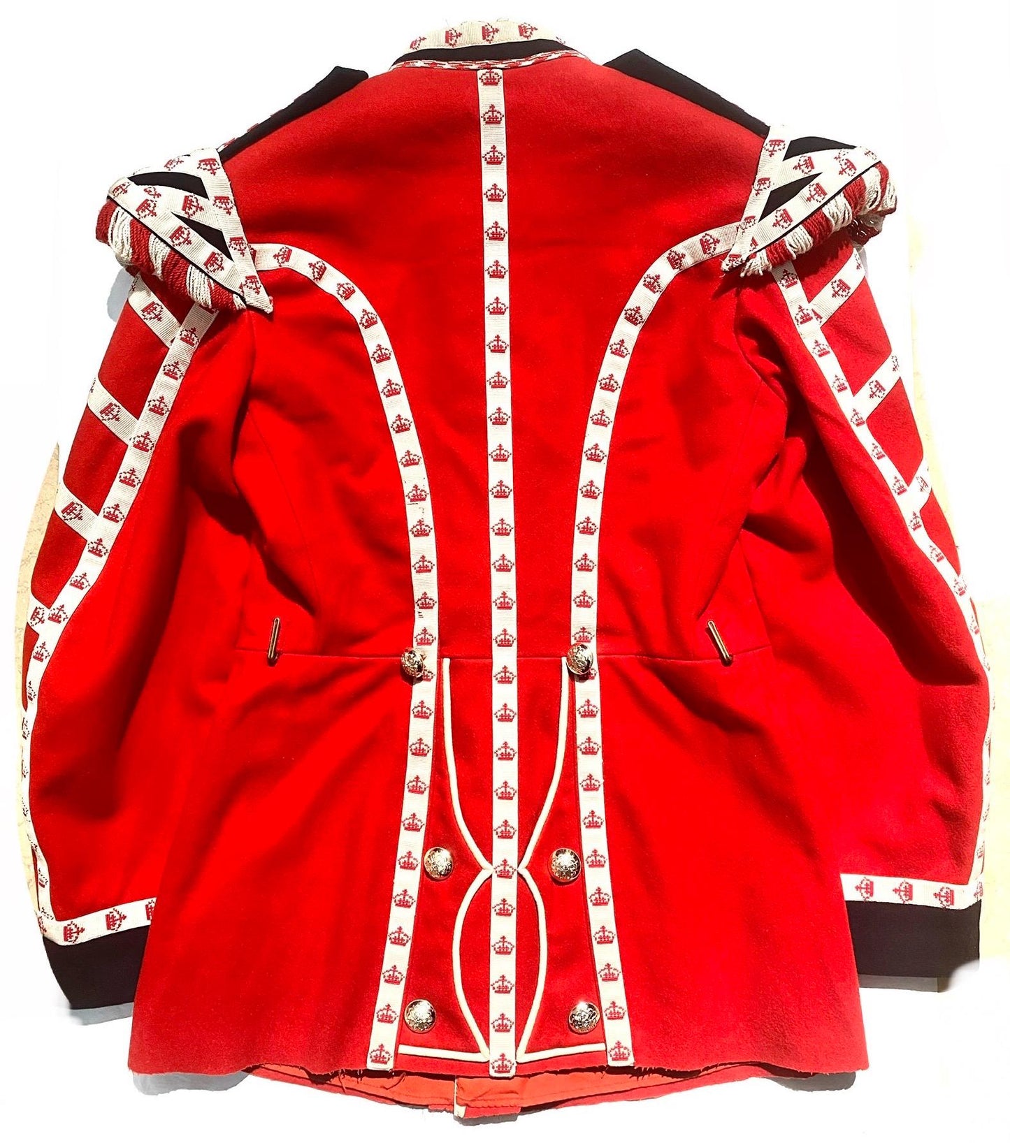 Royal Guards red parade drummers tunic in great condition, w division patch & shoulder adornements, sz L man