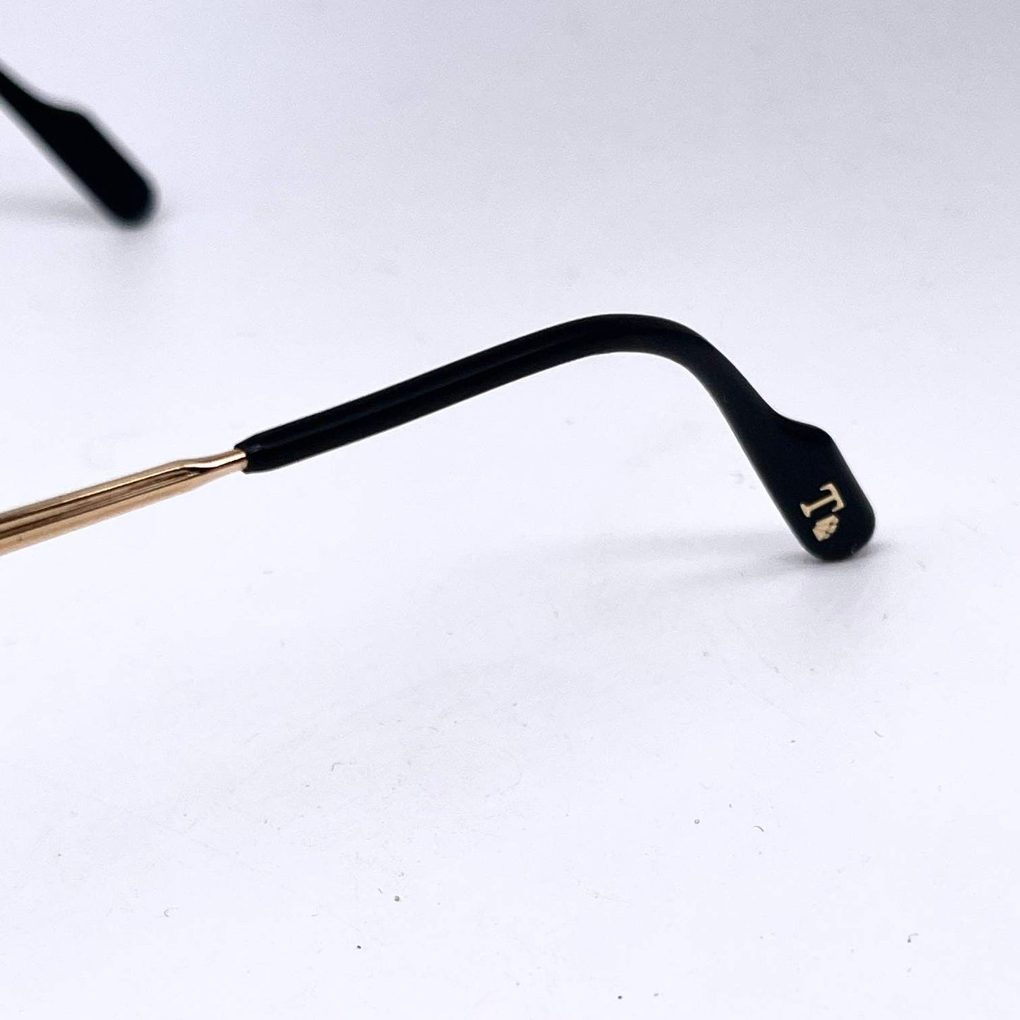 Tiffanys 23K gold plated round sunglasses with a superb design, rare and collectible piece in NOS condition.