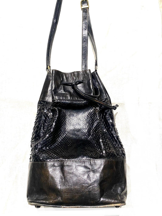 Black snake and cuir leather bucket it-bag w canvas lining, never worn and mint, 80s Italy