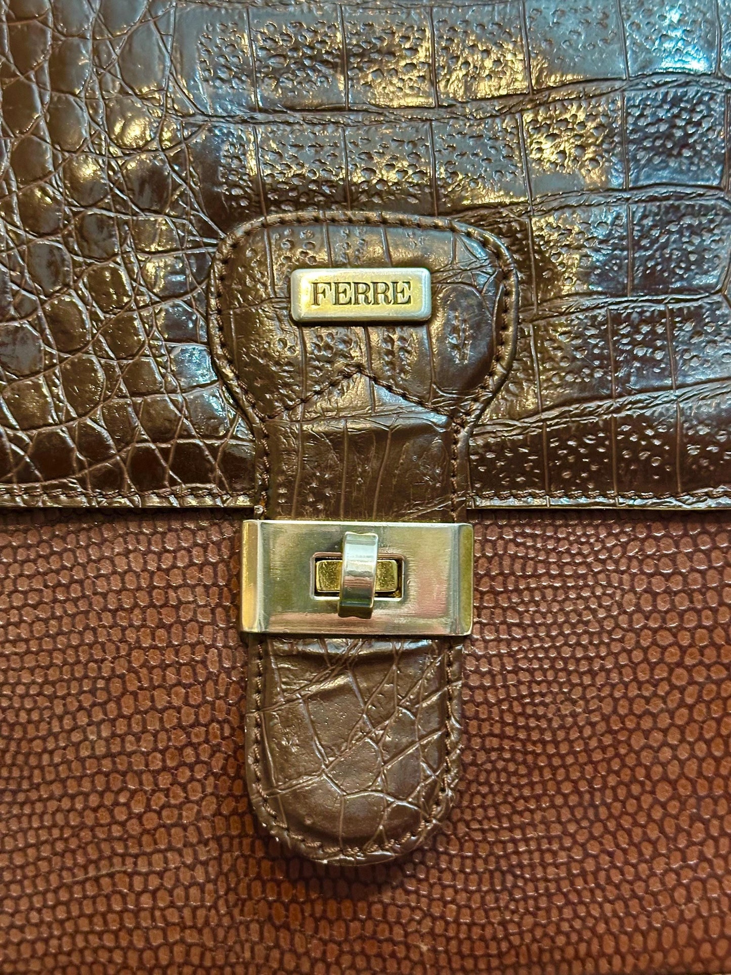 Gianfranco Ferré 90s brown leather alligator print leather crossbody bag W golden hardware, mint