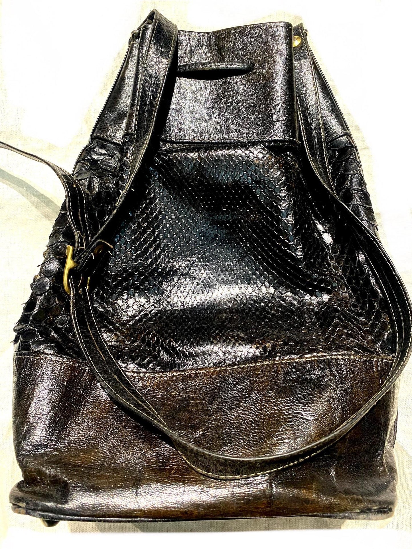 Black snake and cuir leather bucket it-bag w canvas lining, never worn and mint, 80s Italy