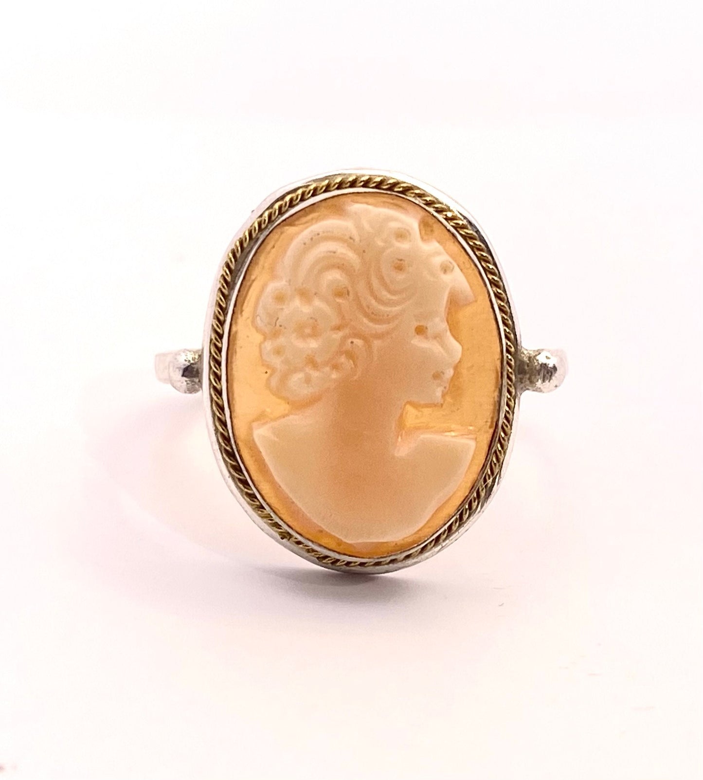 Victorian lady & flowers shell-coral cameo on a classic 925 silver decó style ring; classic Italian jewelry NOS 50s