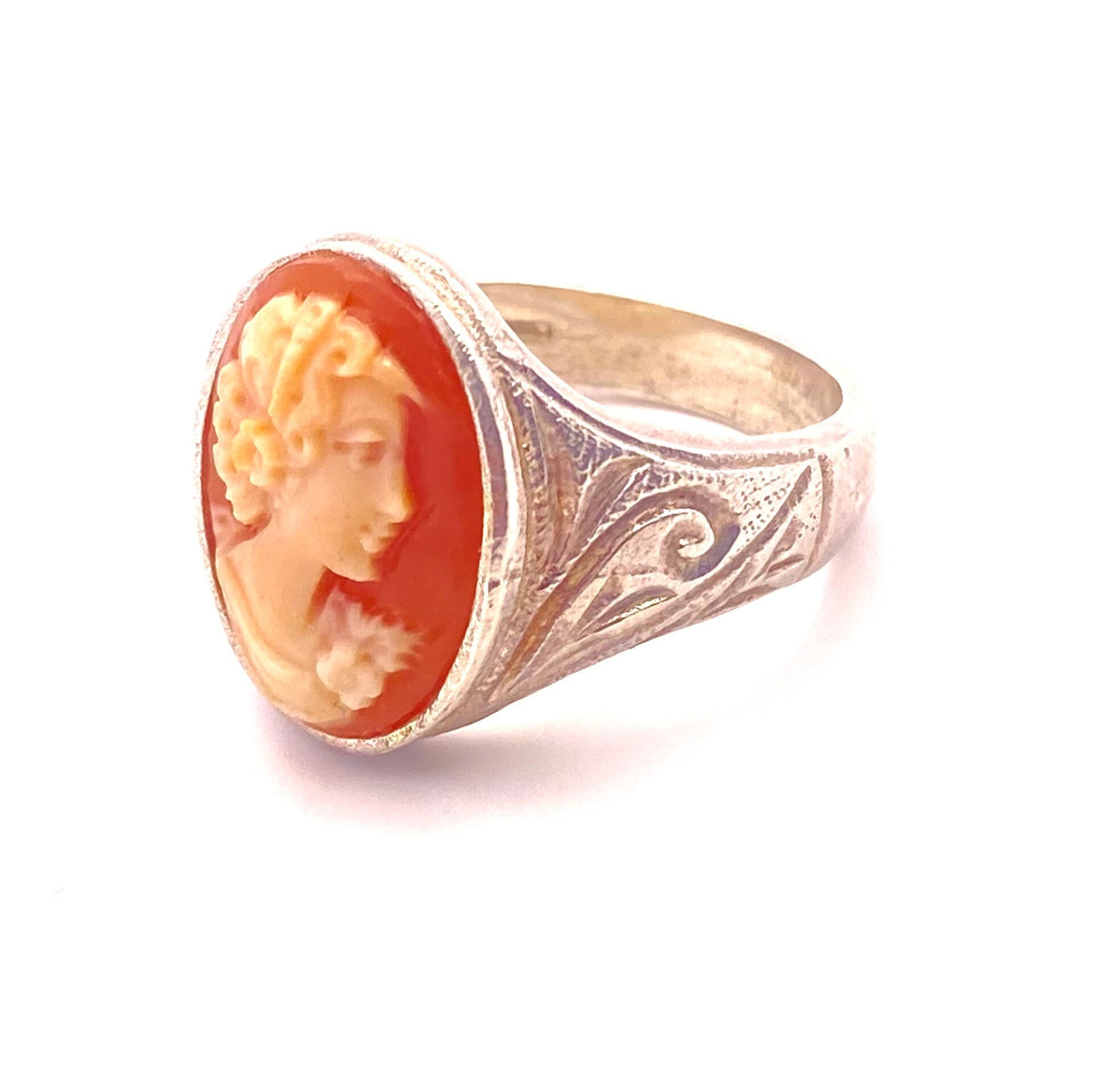 Victorian lady & flowers shell-coral cameo on a classic signet 925 silver decó style ring; classic Italian jewelry NOS 50s