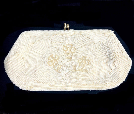 1940s ca 4 leaf clovers hand-embroidered white beads pouch with clasp closure and silk lining, in great condition