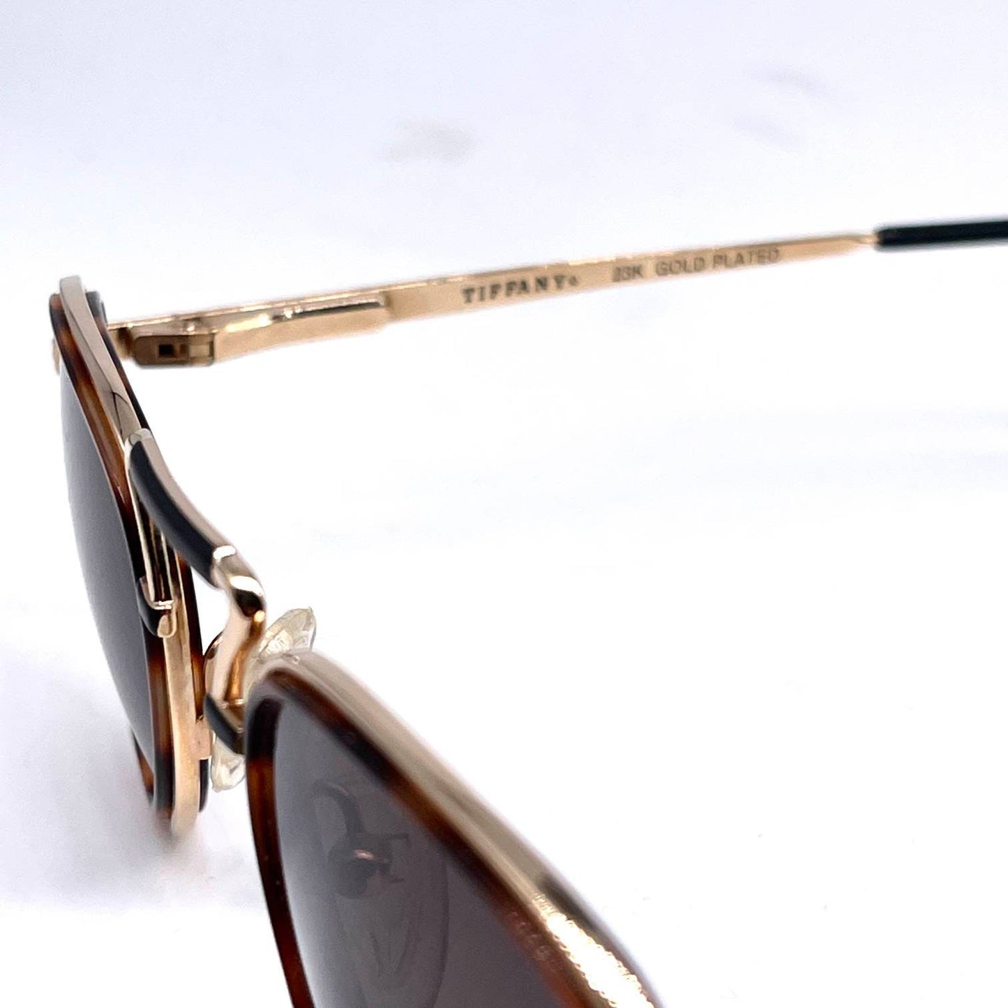 Tiffanys 23K gold plated round sunglasses with a superb design, rare and collectible piece in NOS condition.