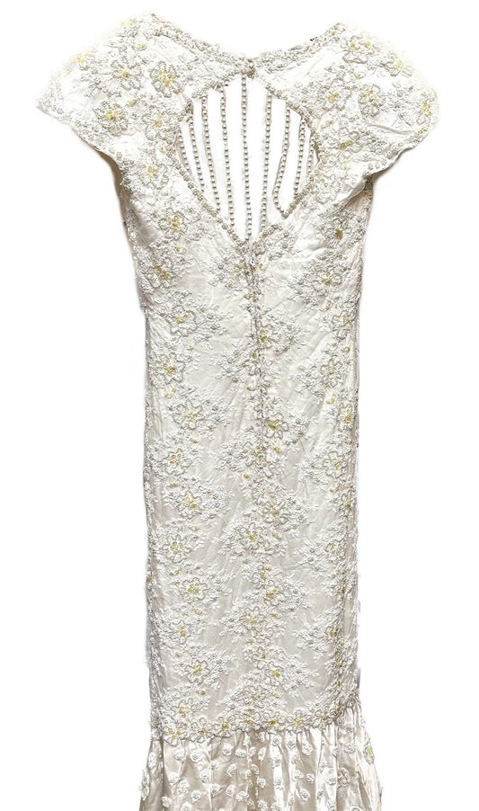 Abito da sposa fatto a mano in seta bianca e tulle decorato con perle e motivi floreali, verde menta.