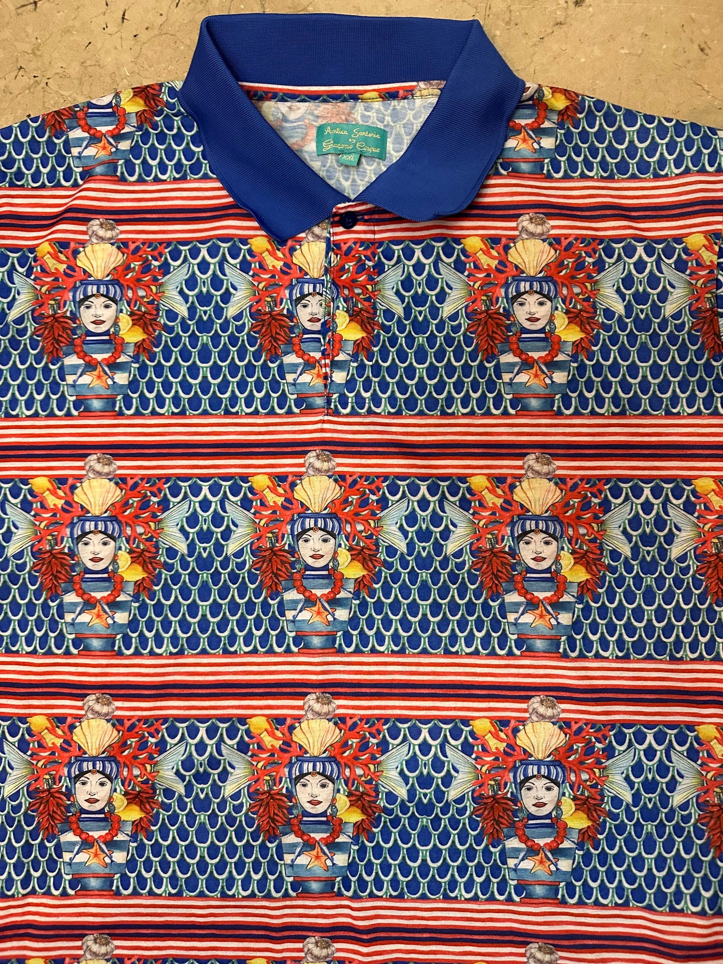 Antique Atelier G.Cinque cotton polo shirt with Sicilian moor’s head allover a blue scales red stripes base, XXL