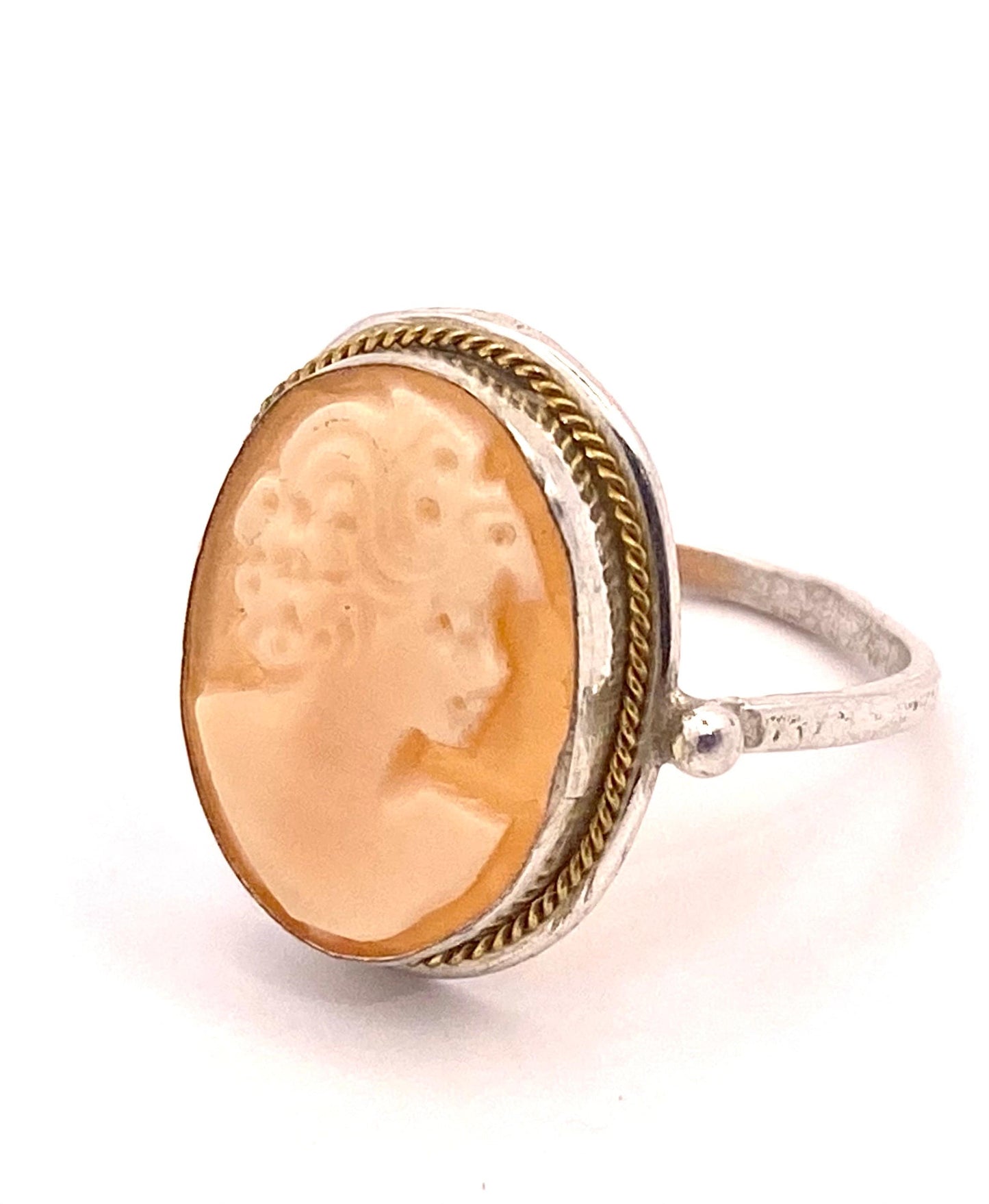 Victorian lady & flowers shell-coral cameo on a classic 925 silver decó style ring; classic Italian jewelry NOS 50s