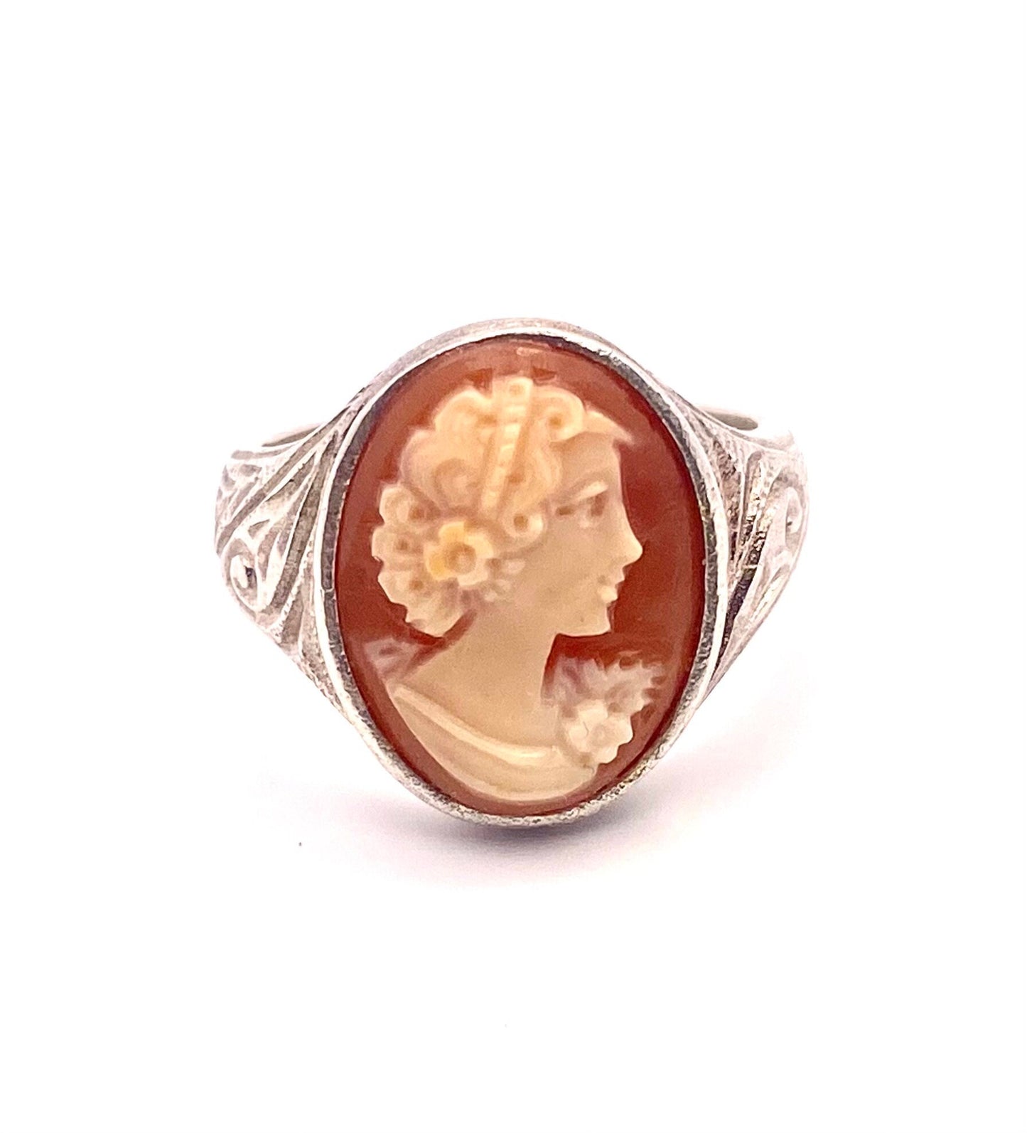 Victorian lady & flowers shell-coral cameo on a classic signet 925 silver decó style ring; classic Italian jewelry NOS 50s