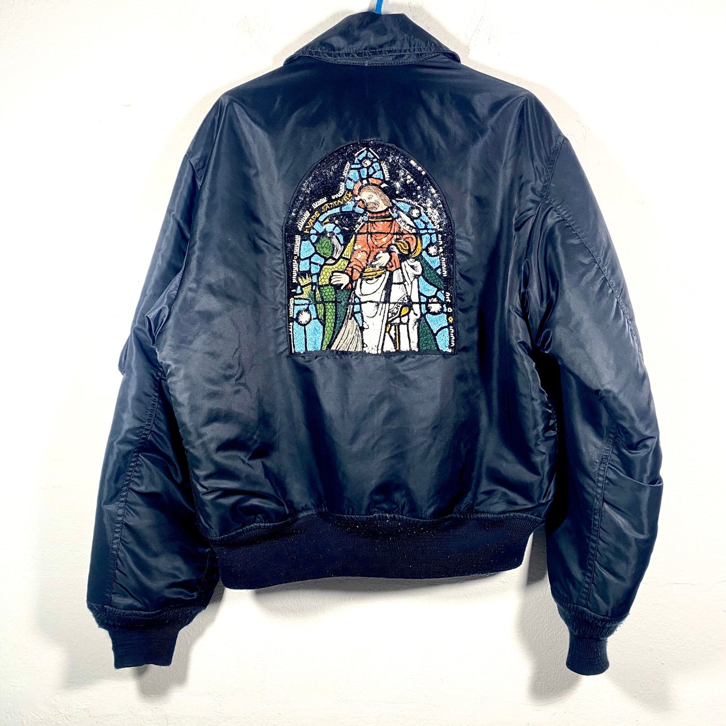 Alpha Industries Bomber ricamato a mano con gesù/satana in vetro colorato cattedrale unico nel suo genere,
