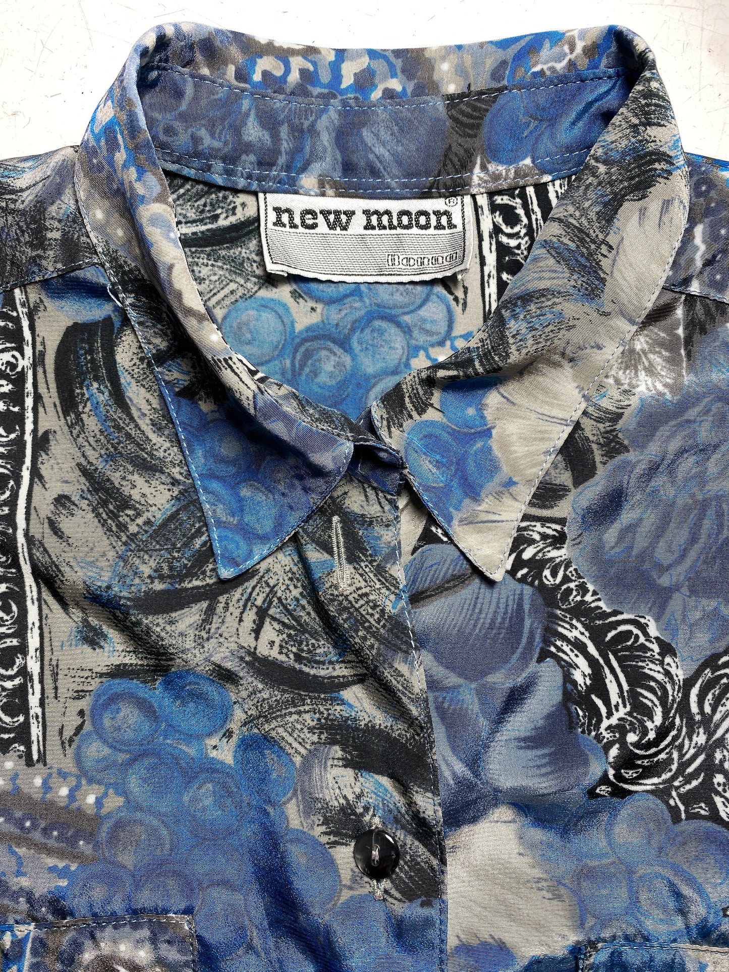 Camicia floreale New Moon in raso floreale-barocco blu/grigio anni '80 Italia