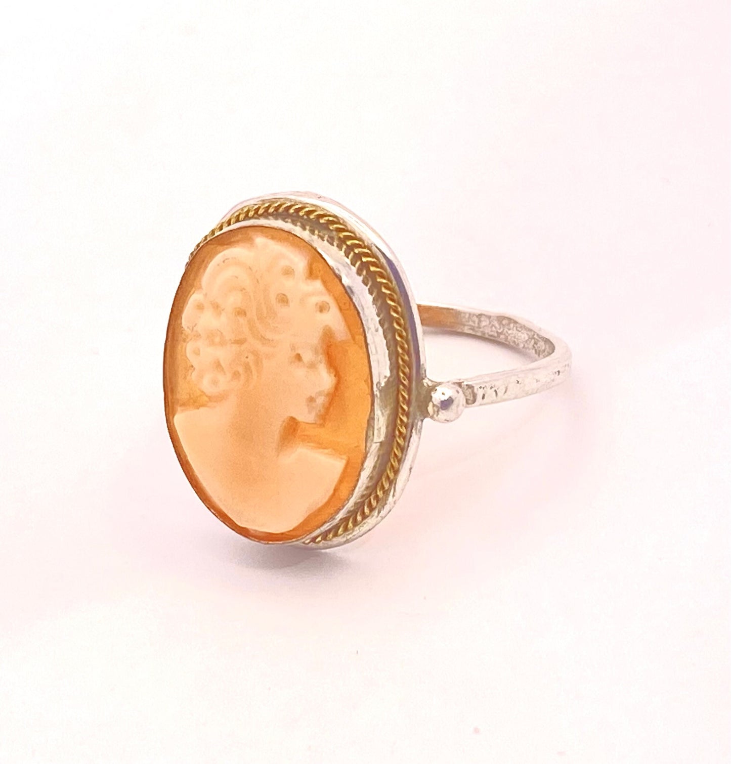 Victorian lady & flowers shell-coral cameo on a classic 925 silver decó style ring; classic Italian jewelry NOS 50s