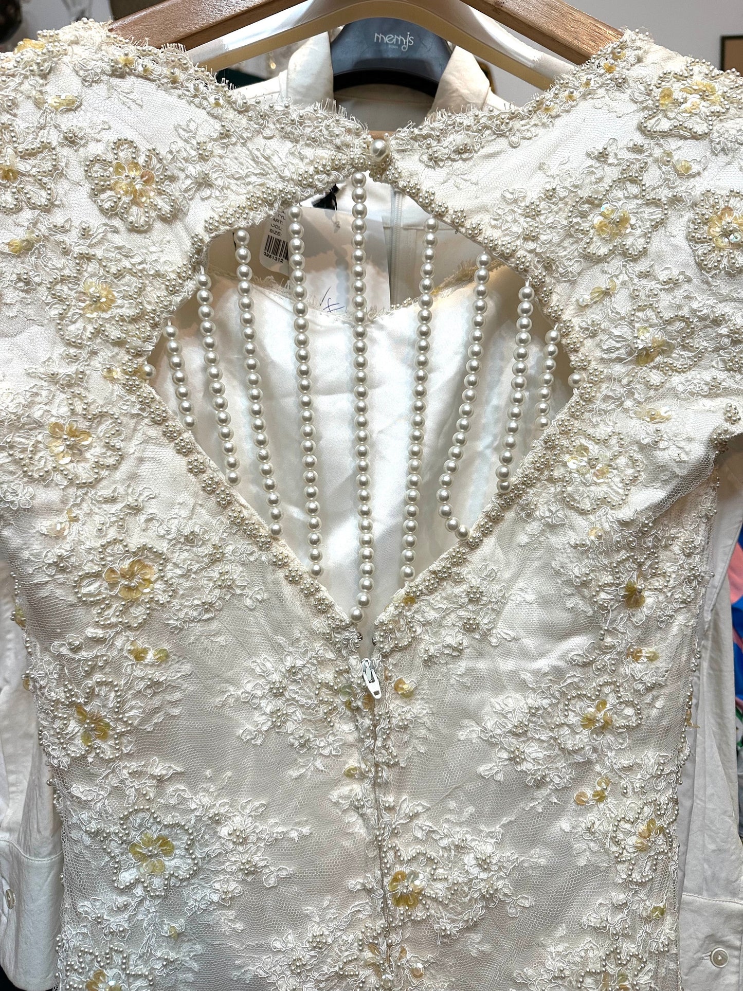 Abito da sposa fatto a mano in seta bianca e tulle decorato con perle e motivi floreali, verde menta.