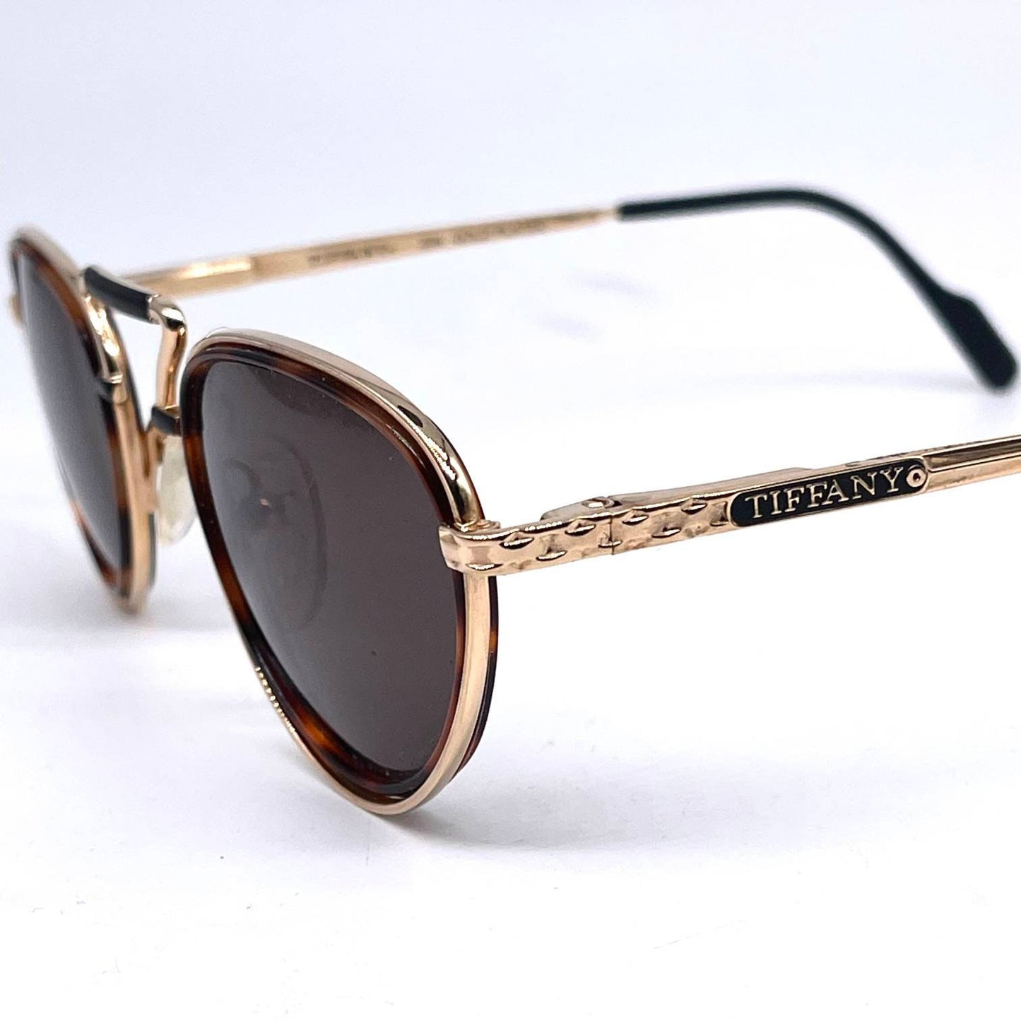 Tiffanys 23K gold plated round sunglasses with a superb design, rare and collectible piece in NOS condition.