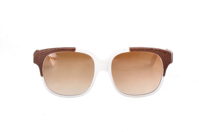 Emmanuelle Khanh 8880 occhiali da sole artistici vintage squadrati in acetato bianco con dettagli in pelle Made in France