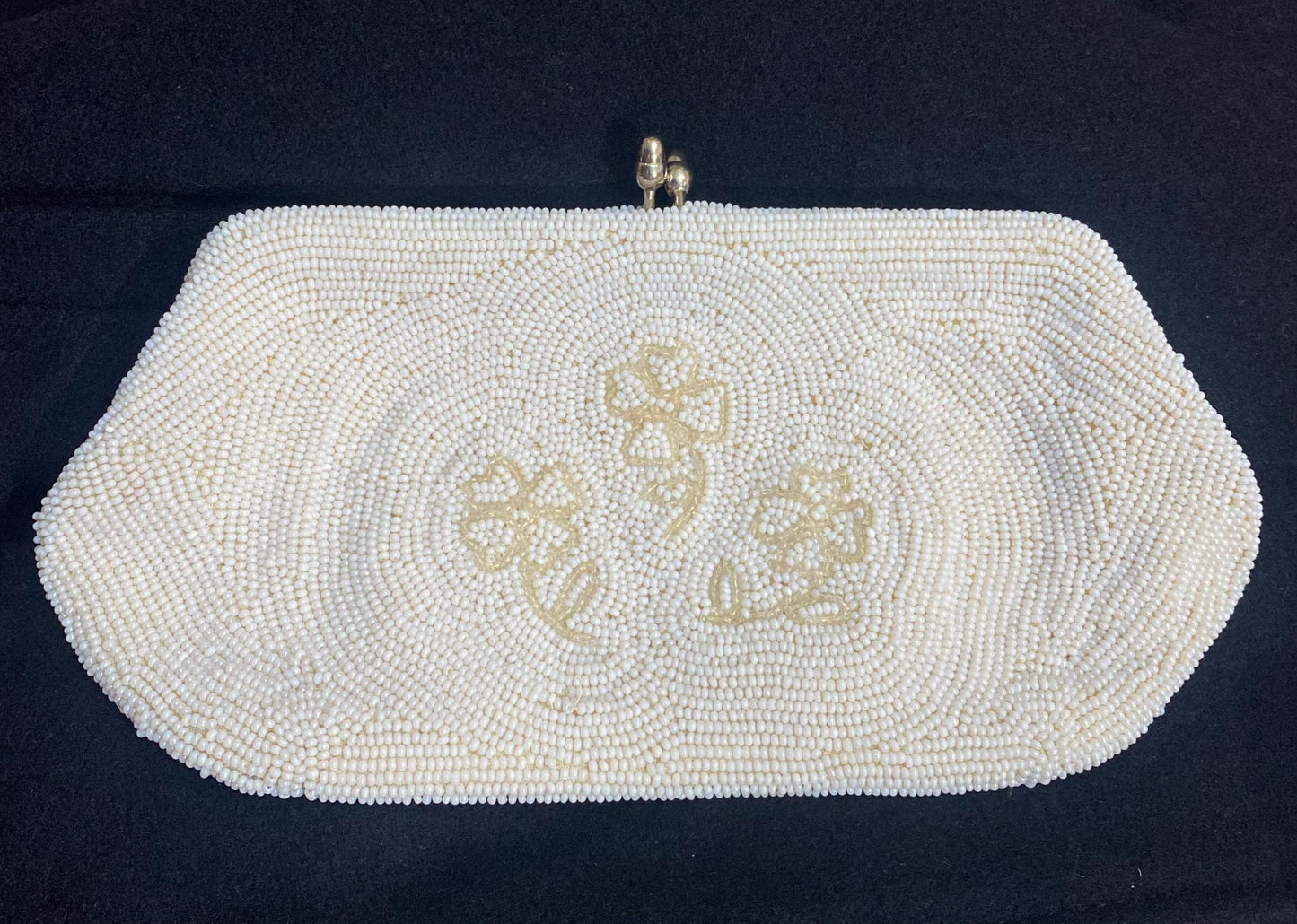 1940s ca 4 leaf clovers hand-embroidered white beads pouch with clasp closure and silk lining, in great condition