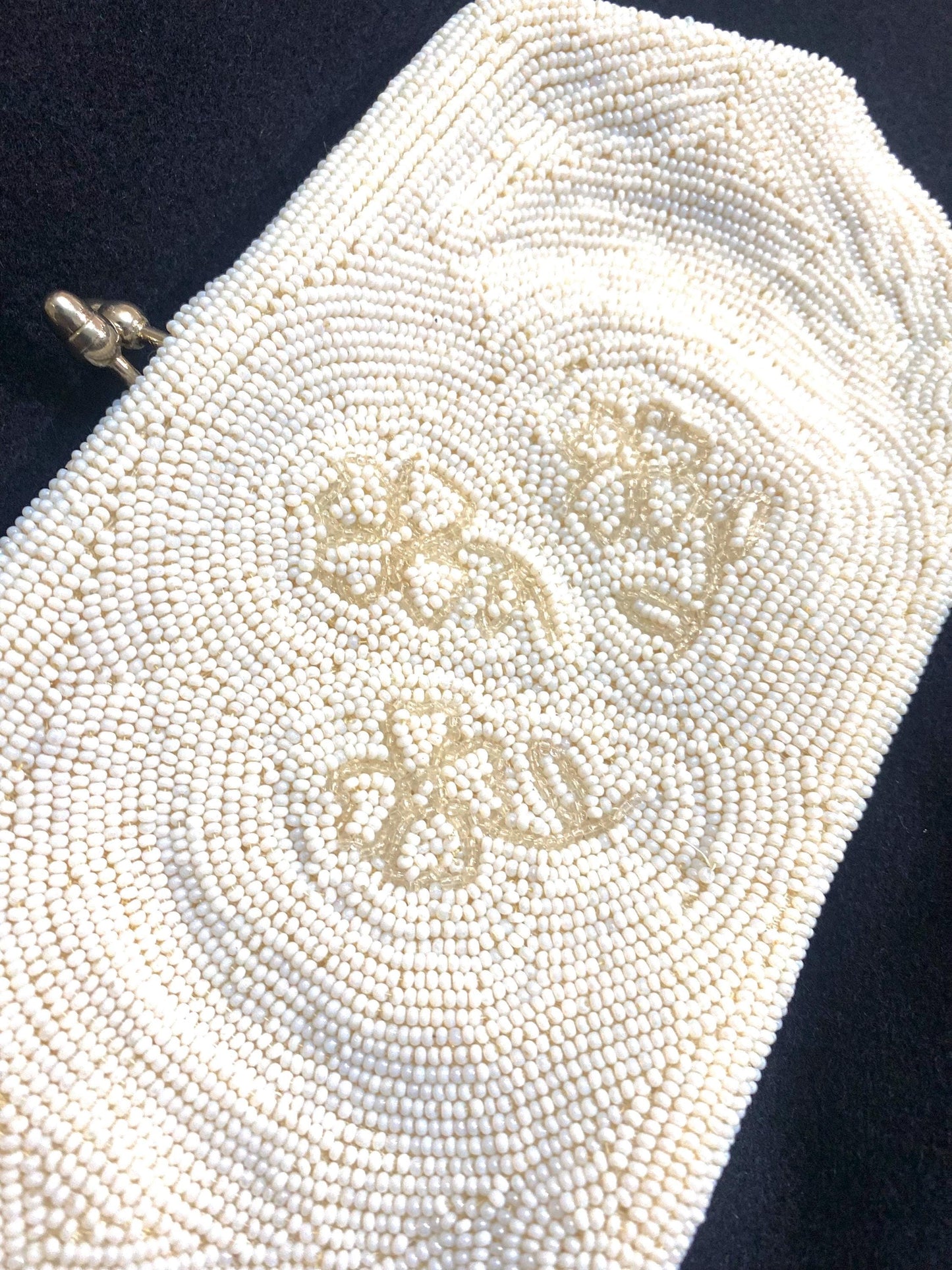 1940s ca 4 leaf clovers hand-embroidered white beads pouch with clasp closure and silk lining, in great condition