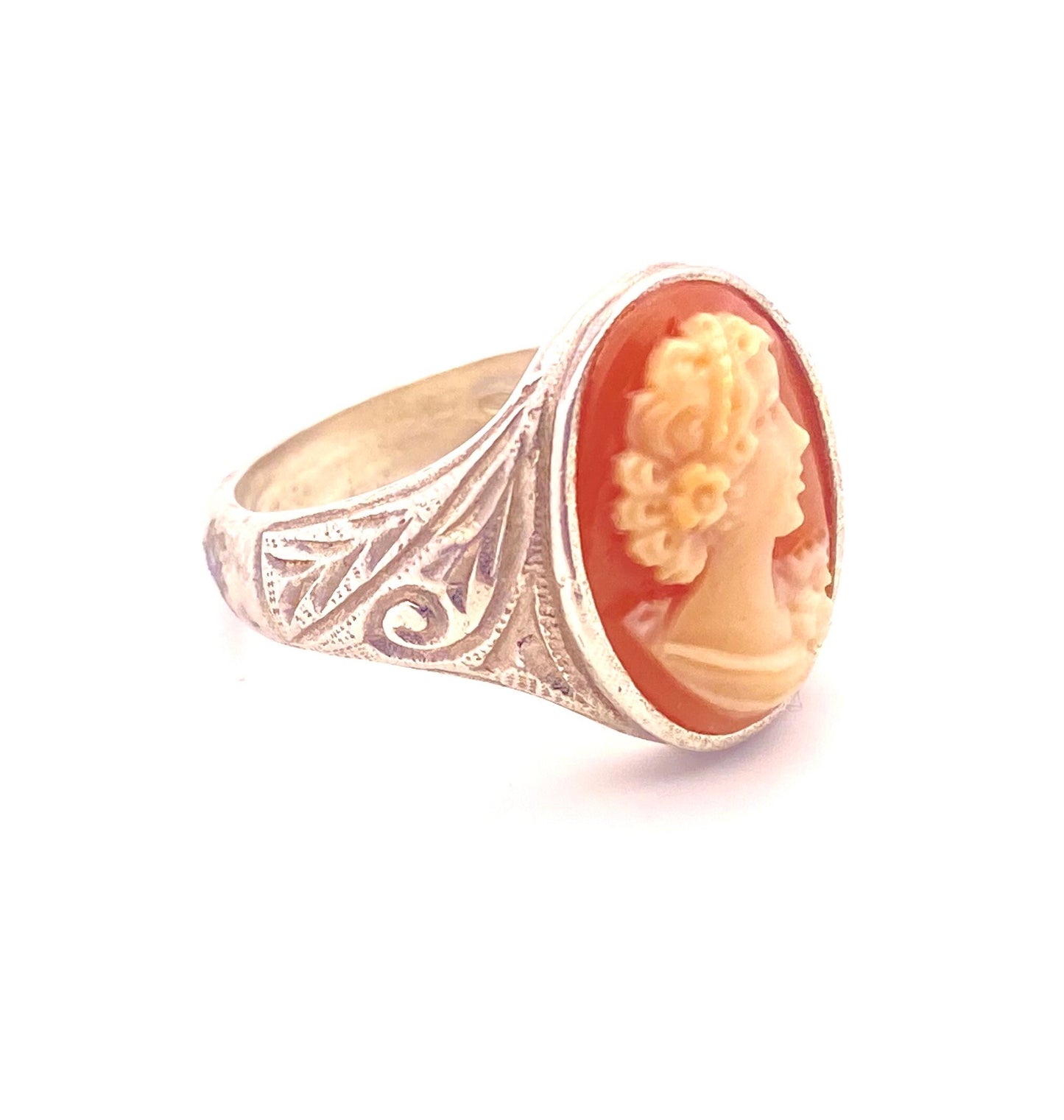 Victorian lady & flowers shell-coral cameo on a classic signet 925 silver decó style ring; classic Italian jewelry NOS 50s