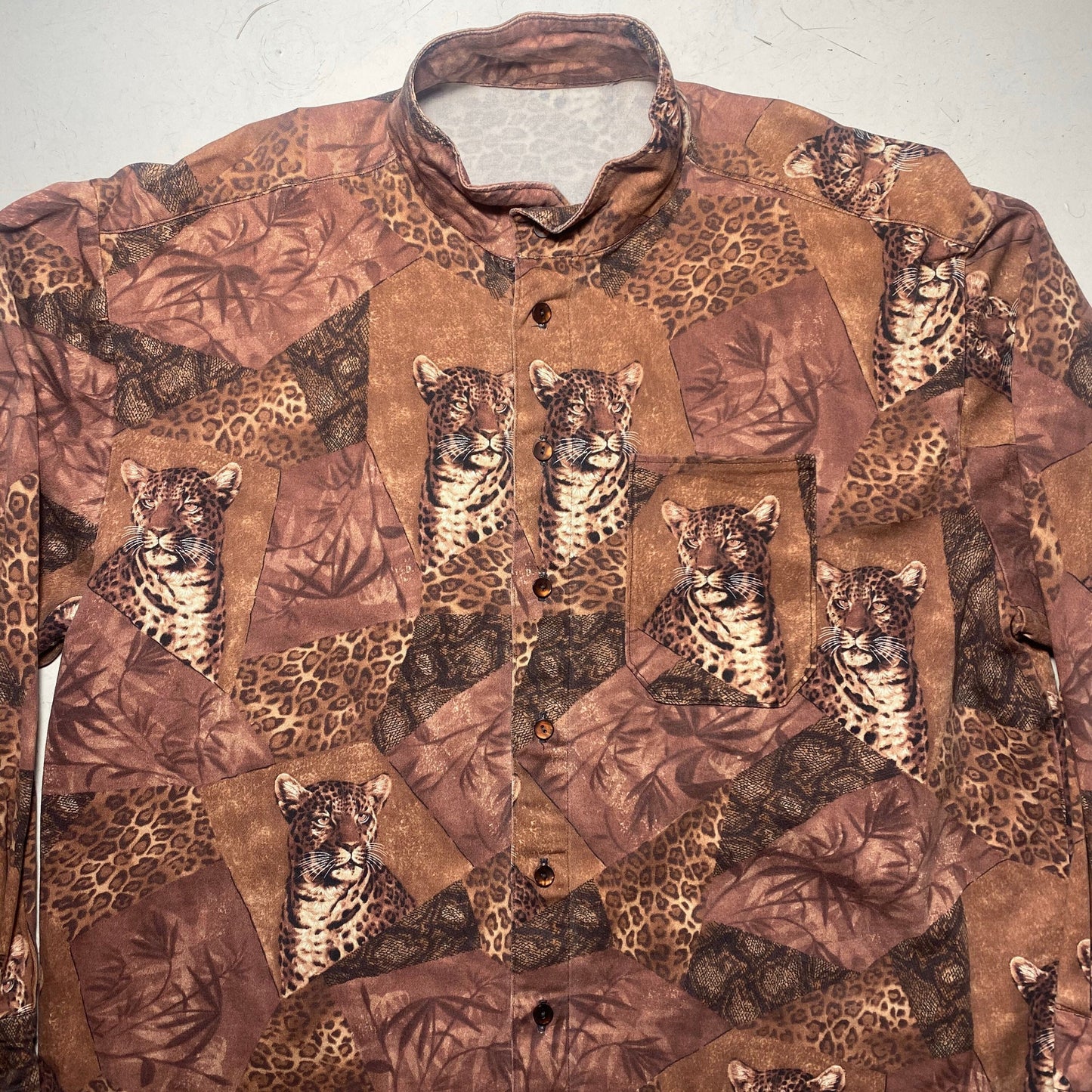 Animalier / Cheetah allover brown cotton shirt with mandarin neck, unique piece hand tailored, 80s Italy.