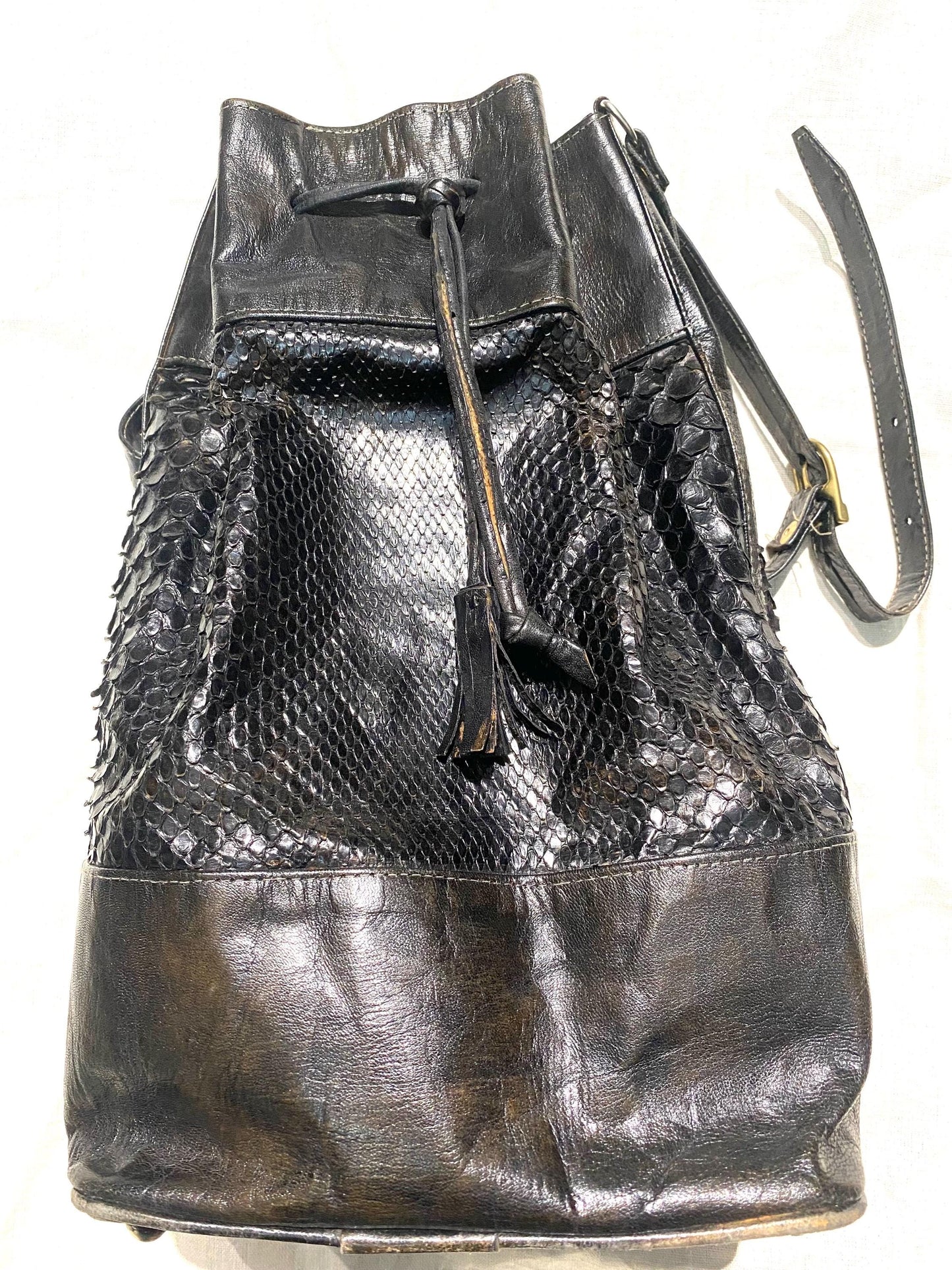 Black snake and cuir leather bucket it-bag w canvas lining, never worn and mint, 80s Italy