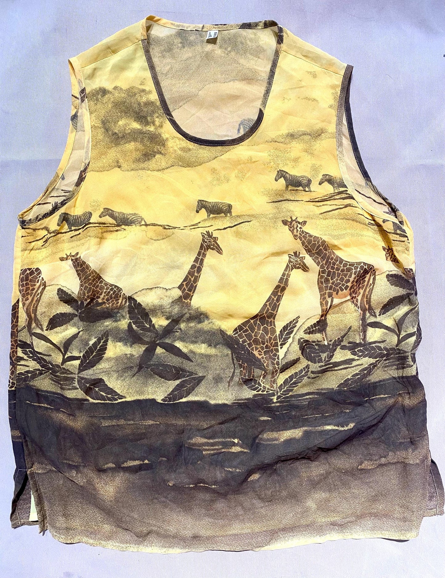 Cool Safari Savana Print tank top w giraffes made in 100% viscose, as new sz L