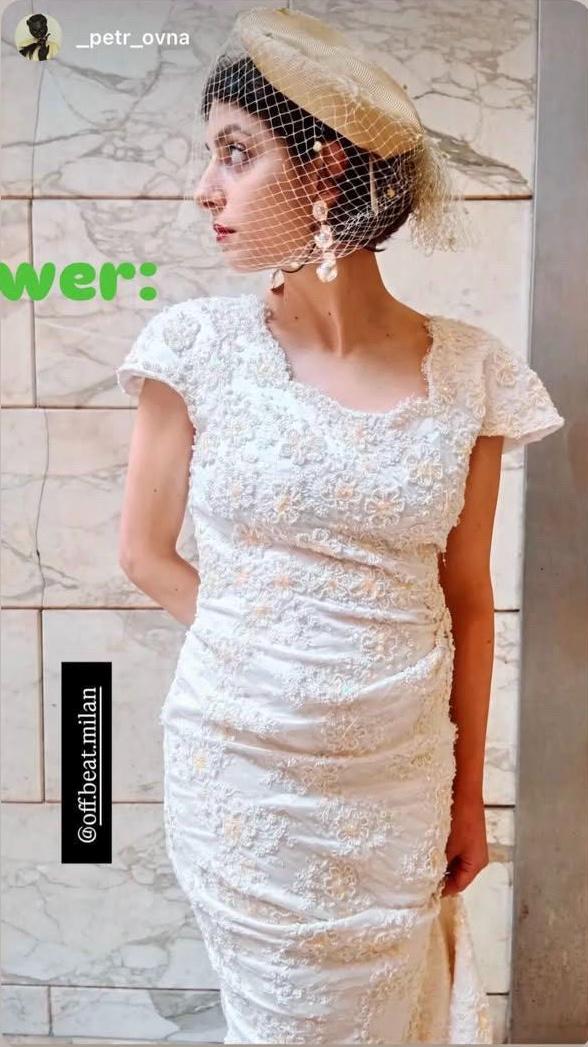 Abito da sposa fatto a mano in seta bianca e tulle decorato con perle e motivi floreali, verde menta.