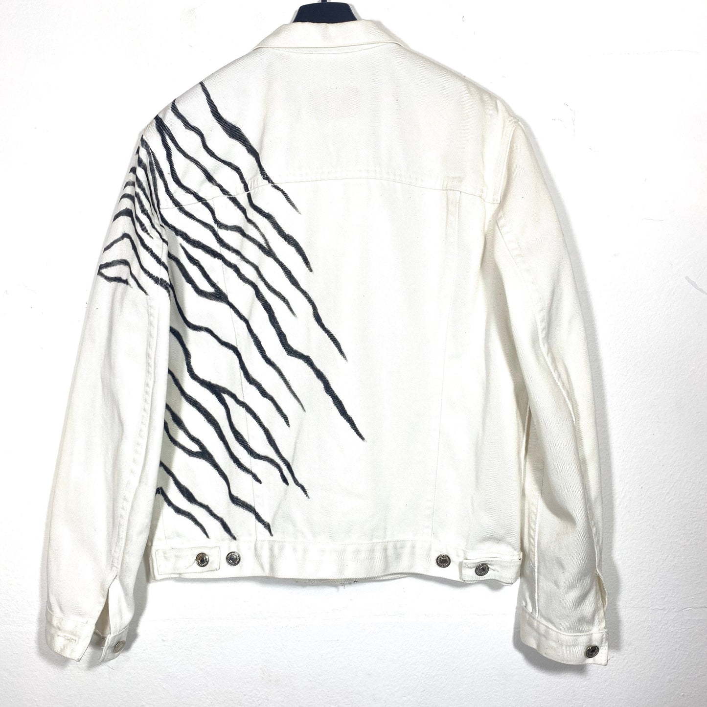 Levi’s white denim trucker jacket hand painted with zebra animalier pattern, minty and unique