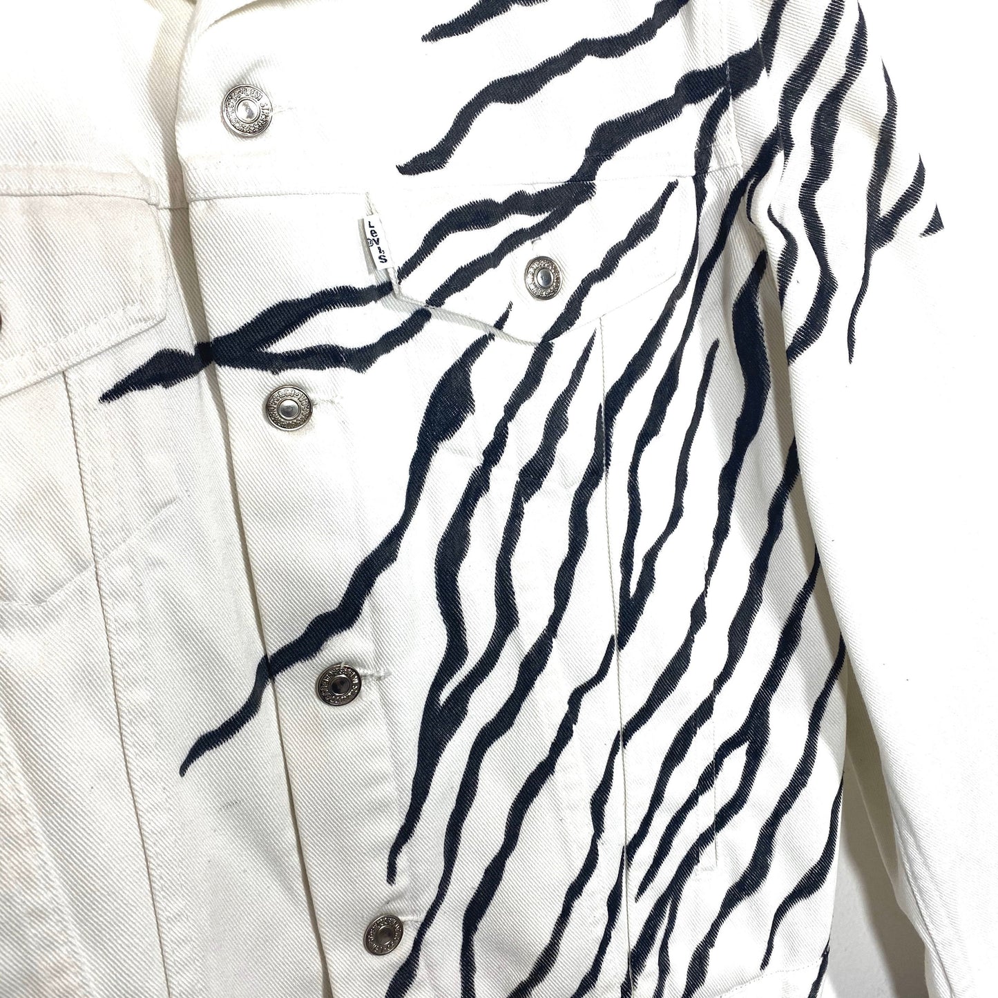 Levi’s white denim trucker jacket hand painted with zebra animalier pattern, minty and unique