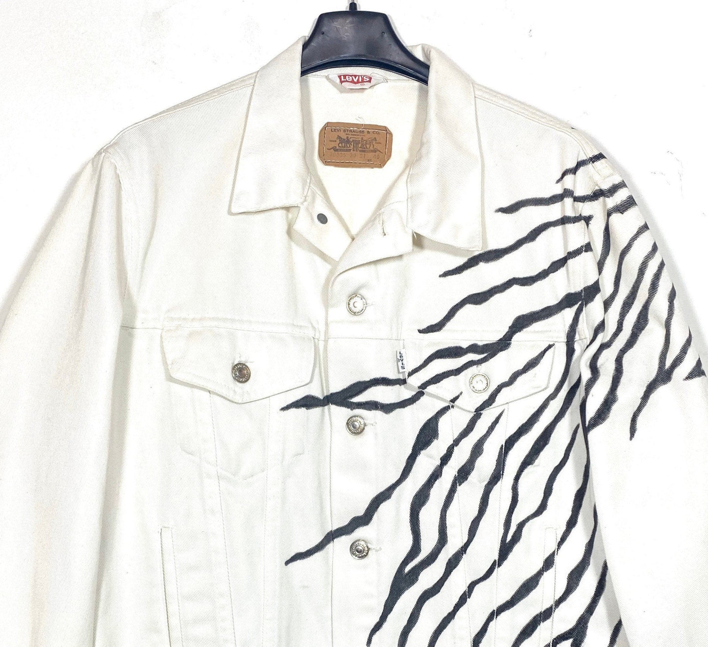 Levi’s white denim trucker jacket hand painted with zebra animalier pattern, minty and unique