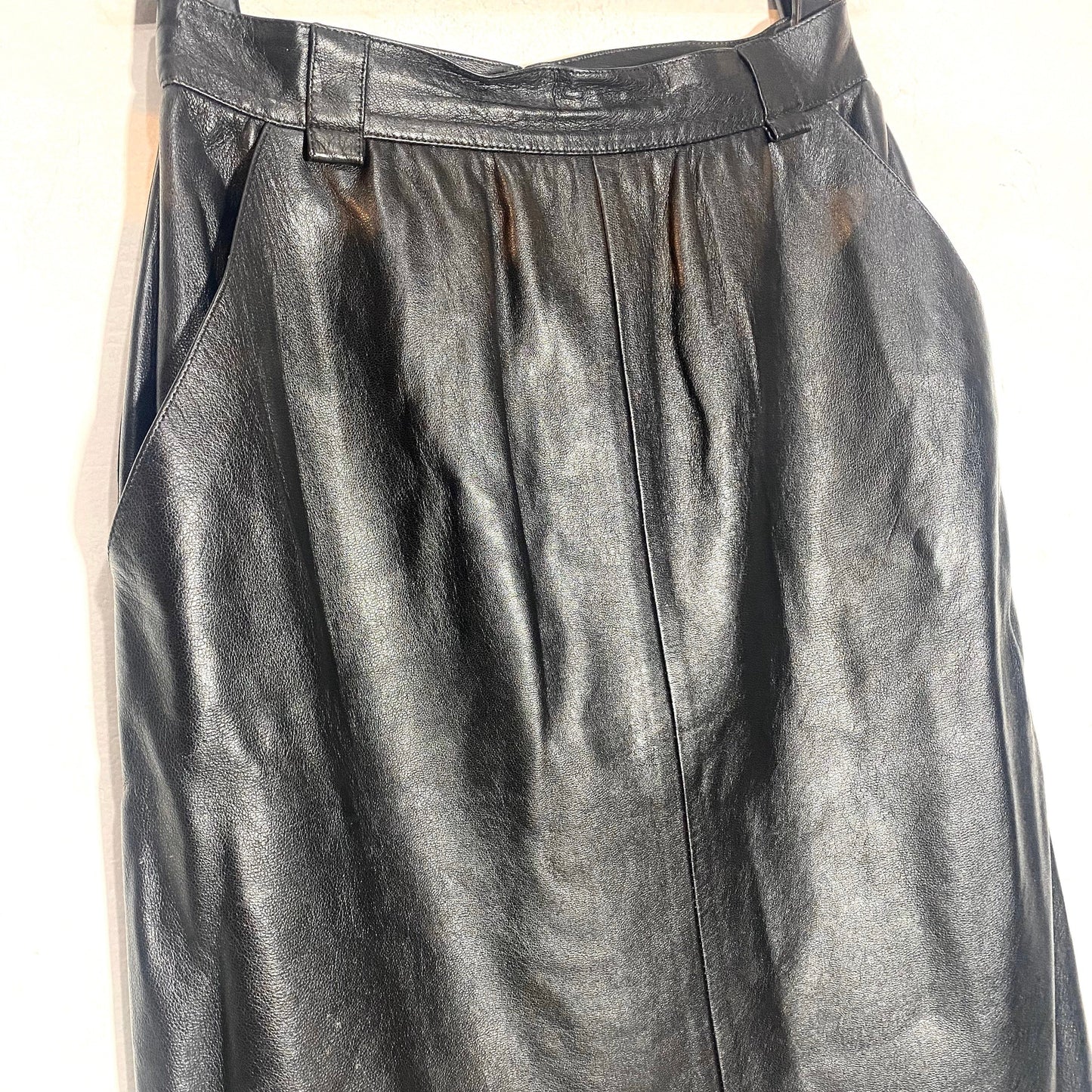 Black lambskin leather pencil skirt with pockets, mint condition 1980s Italy
