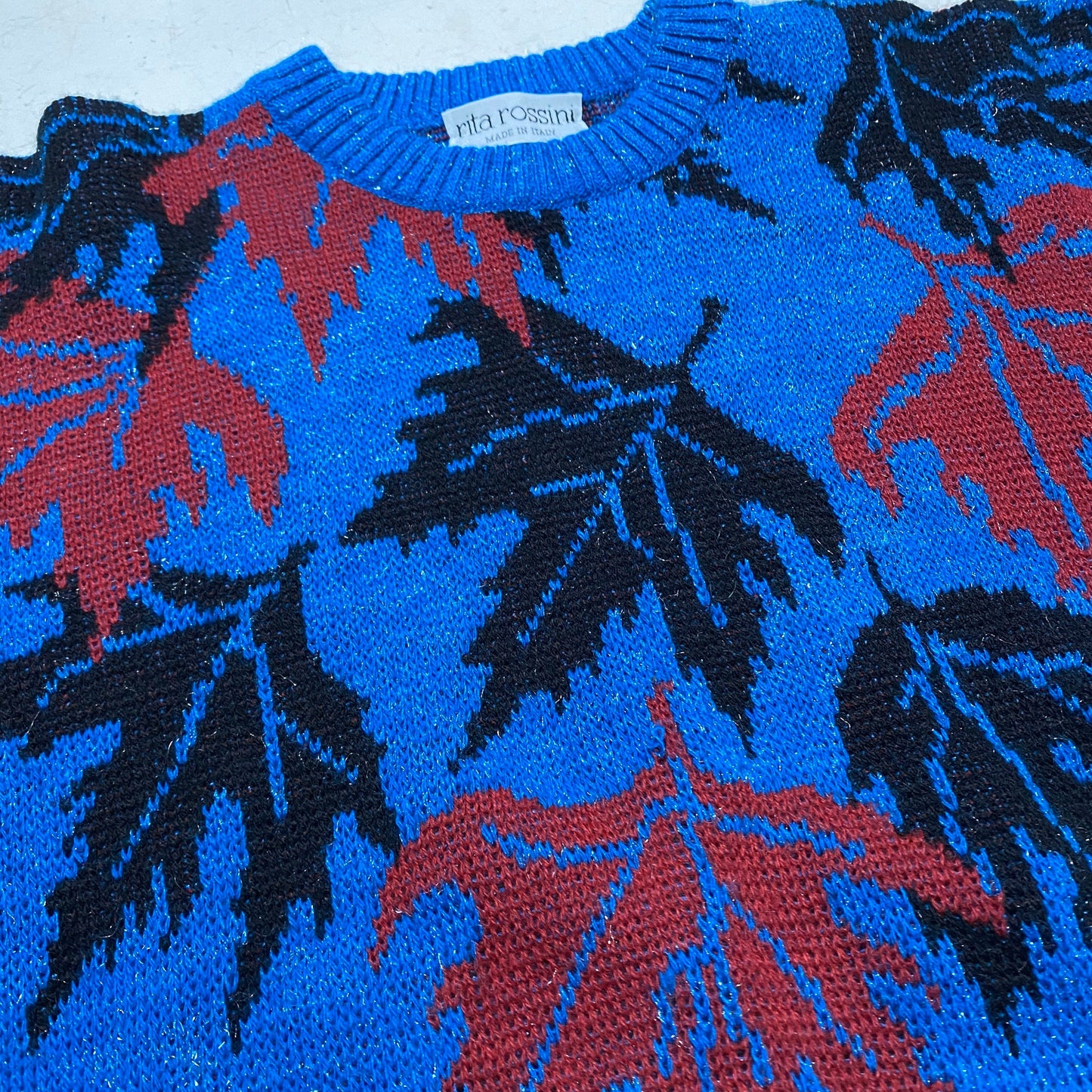 Beautiful electric blue NOs ladies pullover with black / blue leaves allover, mint condition 80s Italy