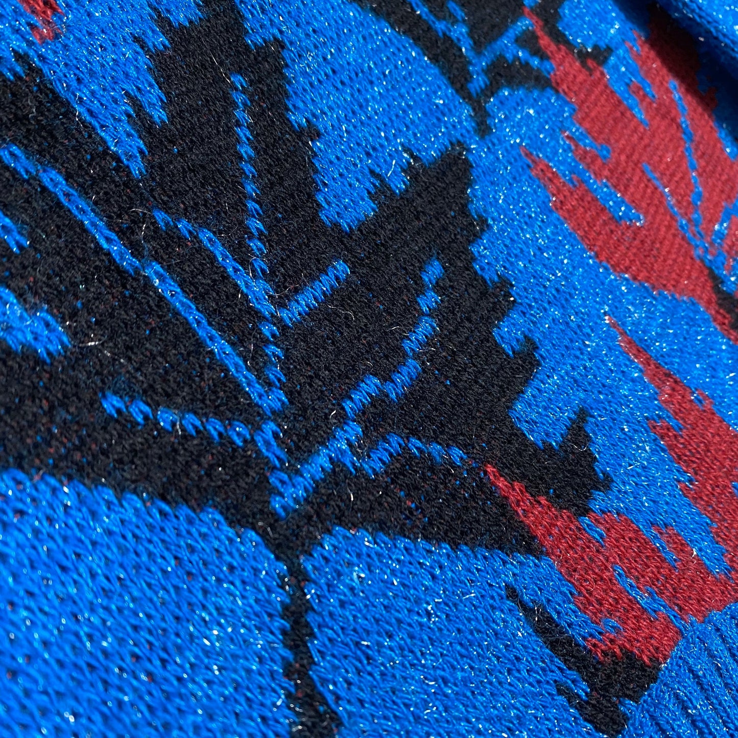 Beautiful electric blue NOs ladies pullover with black / blue leaves allover, mint condition 80s Italy