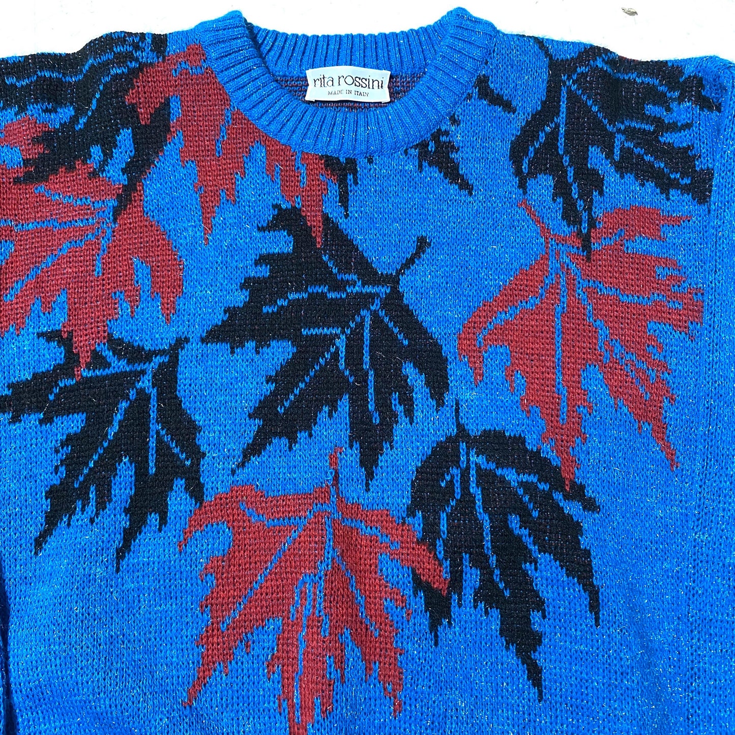 Beautiful electric blue NOs ladies pullover with black / blue leaves allover, mint condition 80s Italy