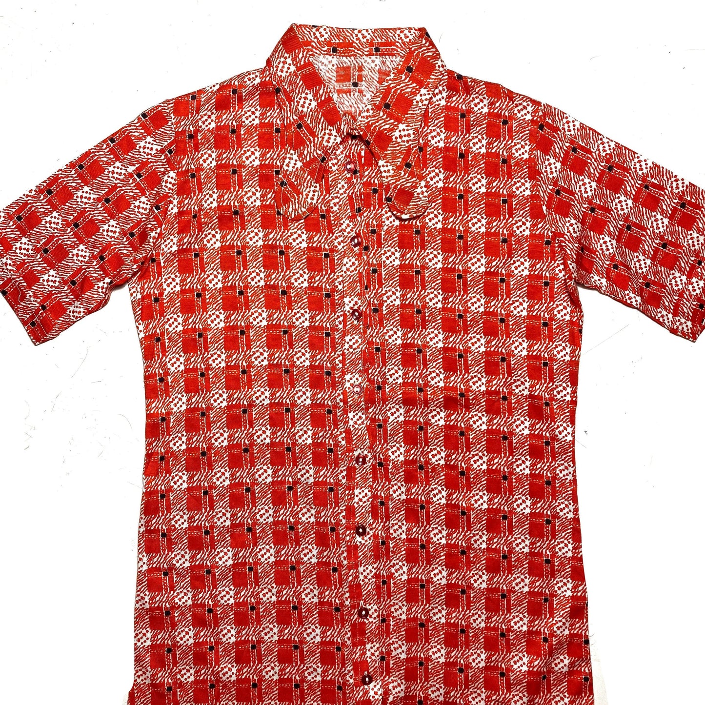 70s Mod flashy checkered red/white shirt with rounded beagle collar, new & unworn